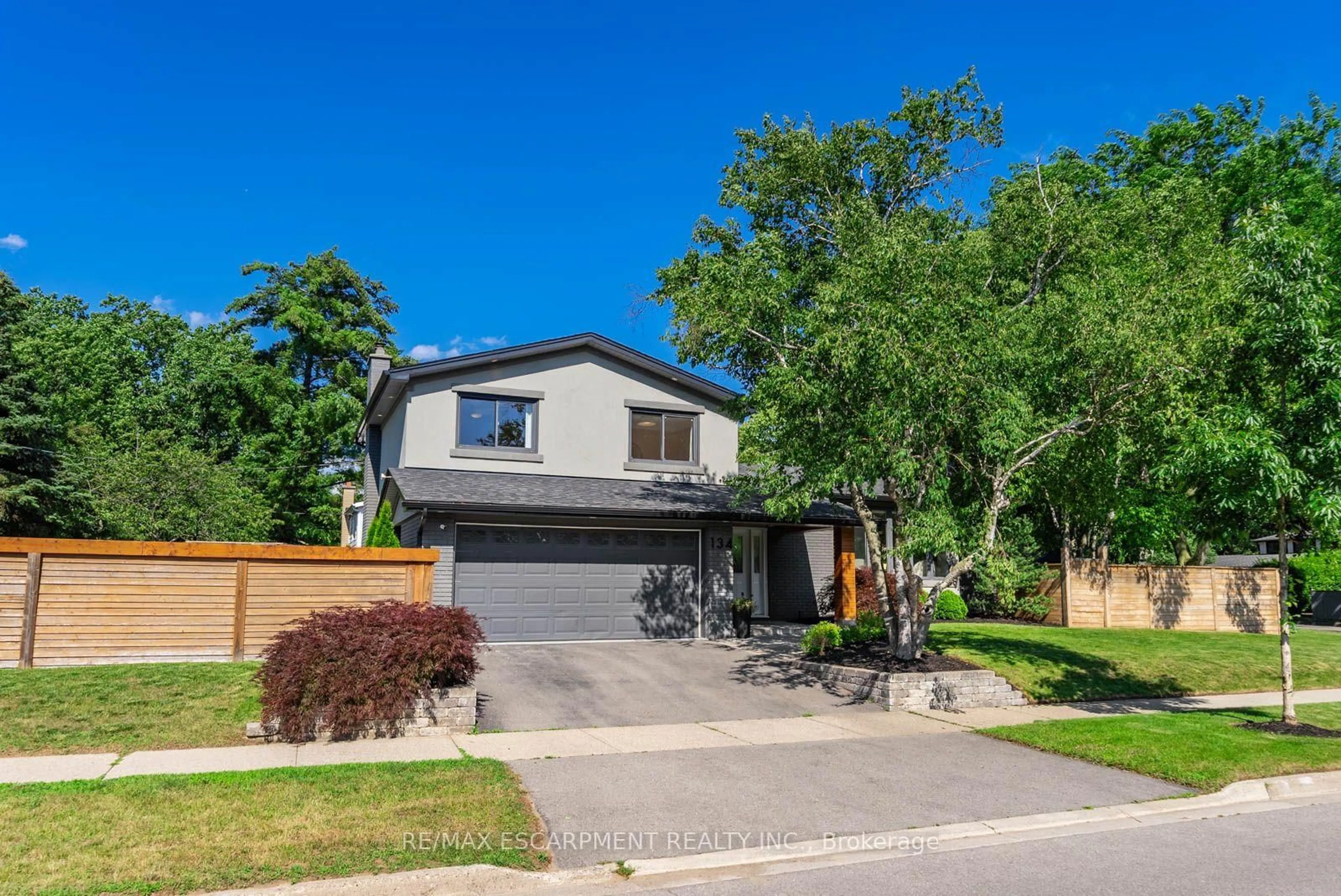 Home with vinyl exterior material, street for 134 Fairwood Pl, Burlington Ontario L7T 4B6
