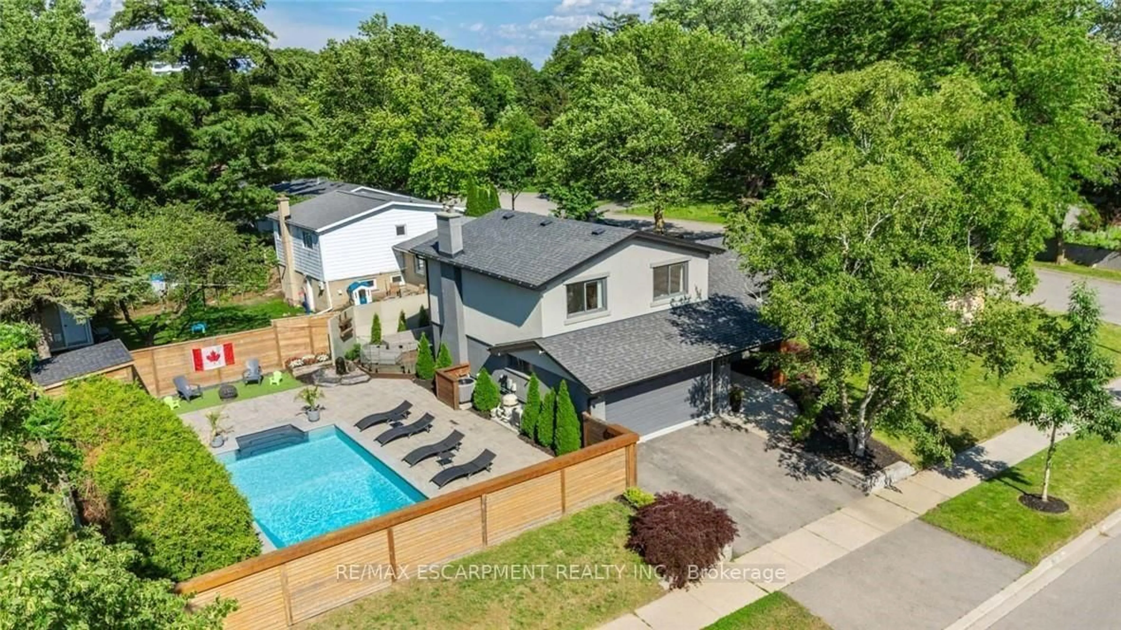 A pic from outside/outdoor area/front of a property/back of a property/a pic from drone, street for 134 Fairwood Pl, Burlington Ontario L7T 4B6