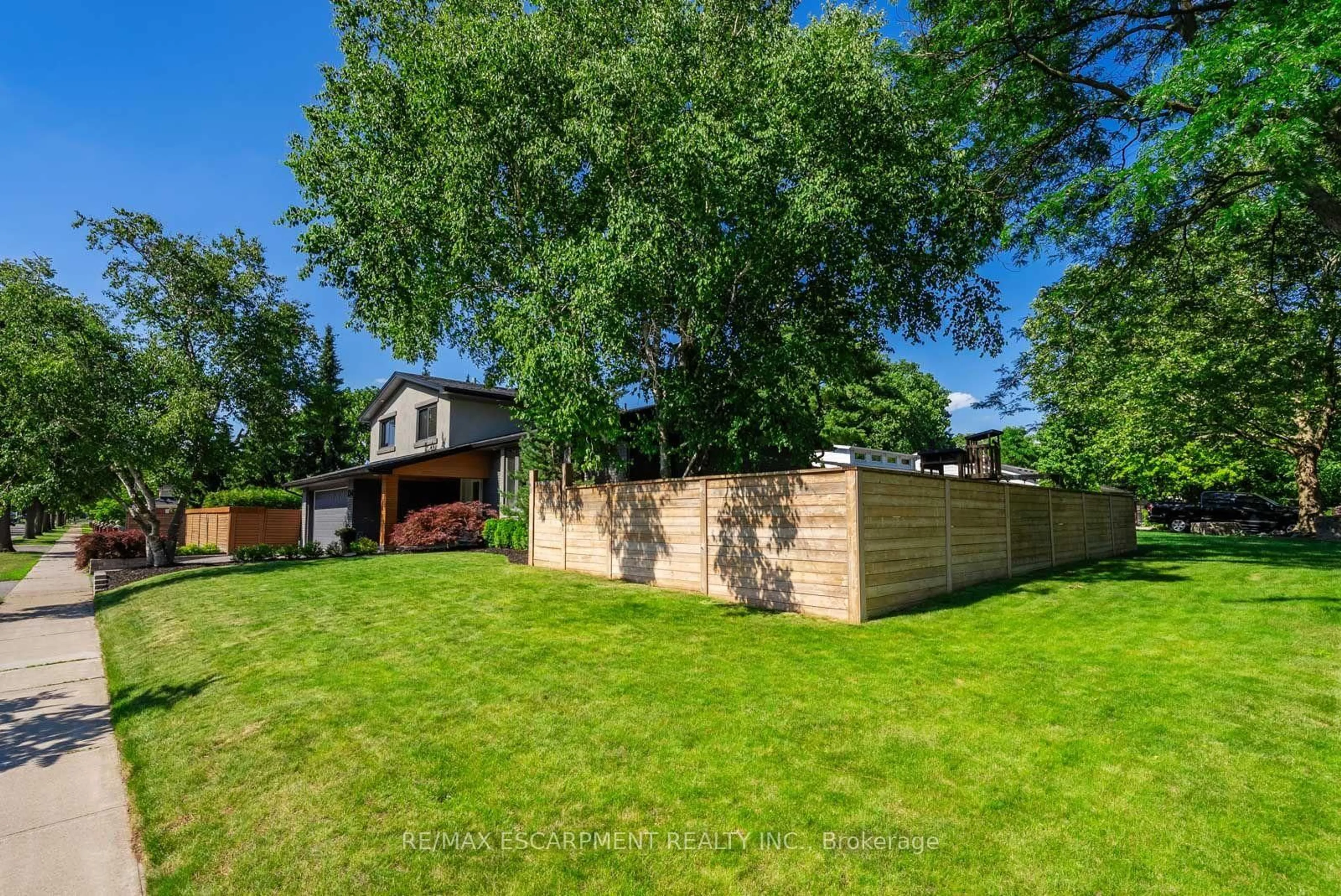 A pic from outside/outdoor area/front of a property/back of a property/a pic from drone, unknown for 134 Fairwood Pl, Burlington Ontario L7T 4B6