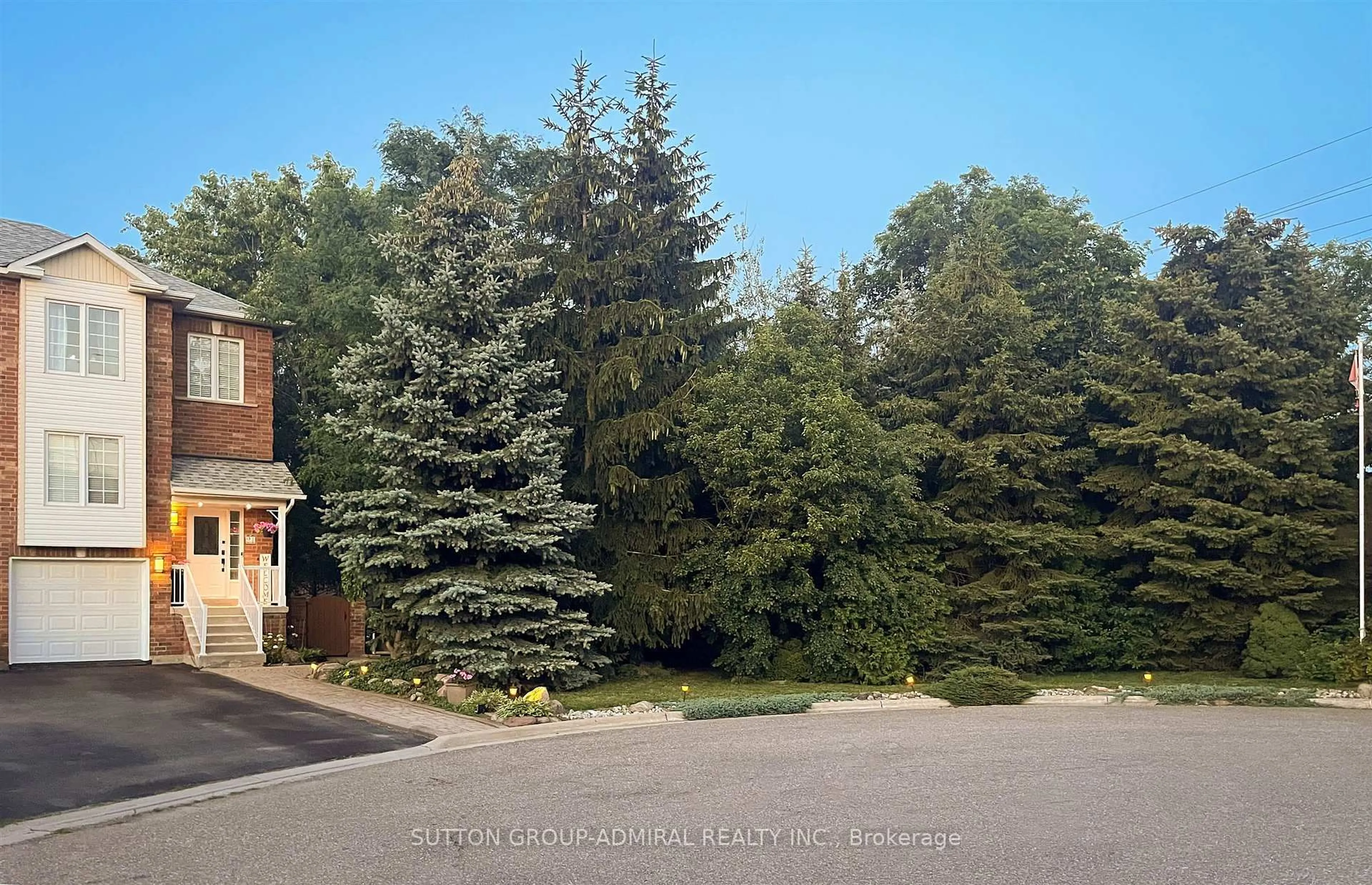 A pic from outside/outdoor area/front of a property/back of a property/a pic from drone, forest/trees view for 91 Ozner Crt, Brampton Ontario L6X 4Y9