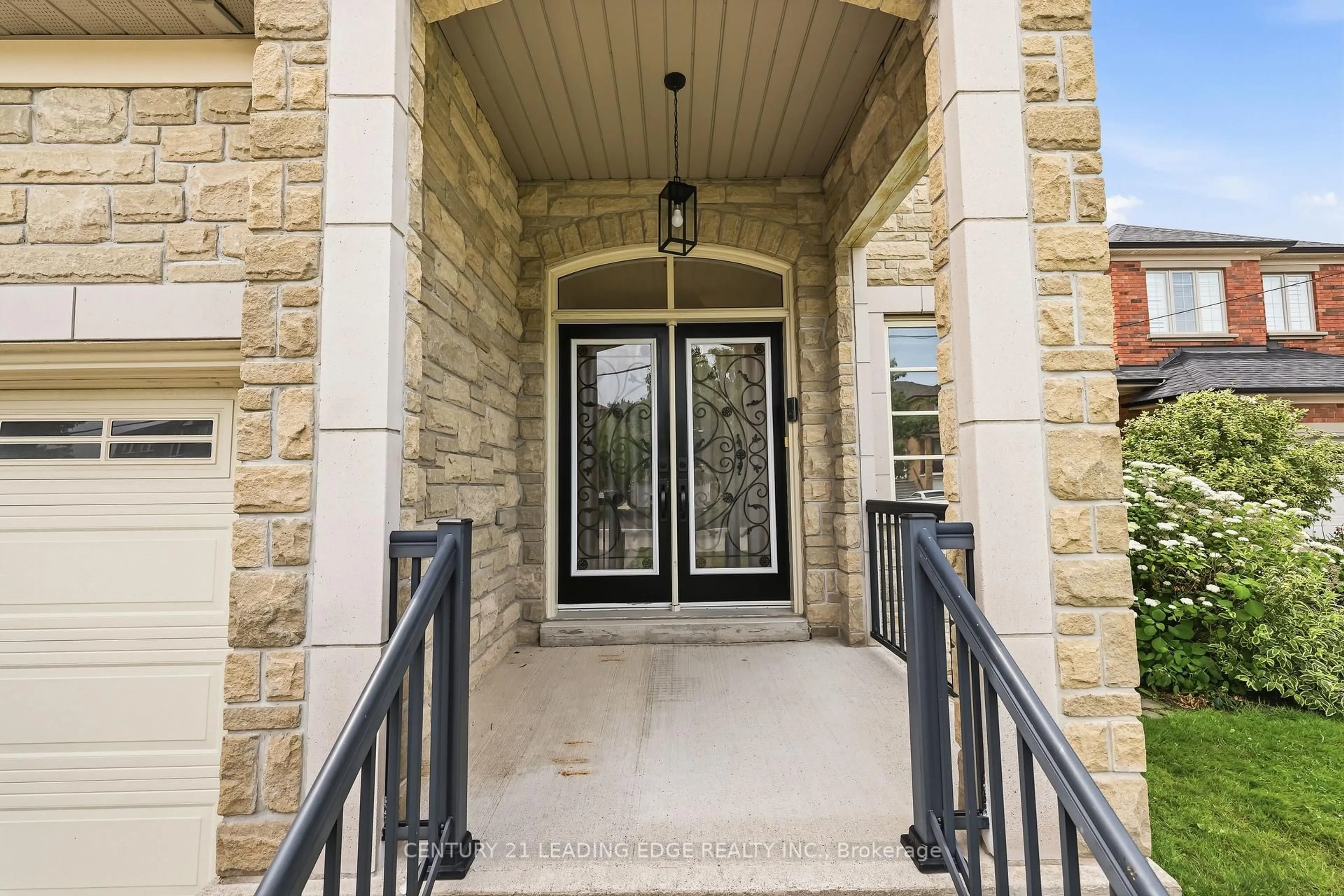 Indoor entryway for 1632 Barbertown Rd, Mississauga Ontario L5M 6J2