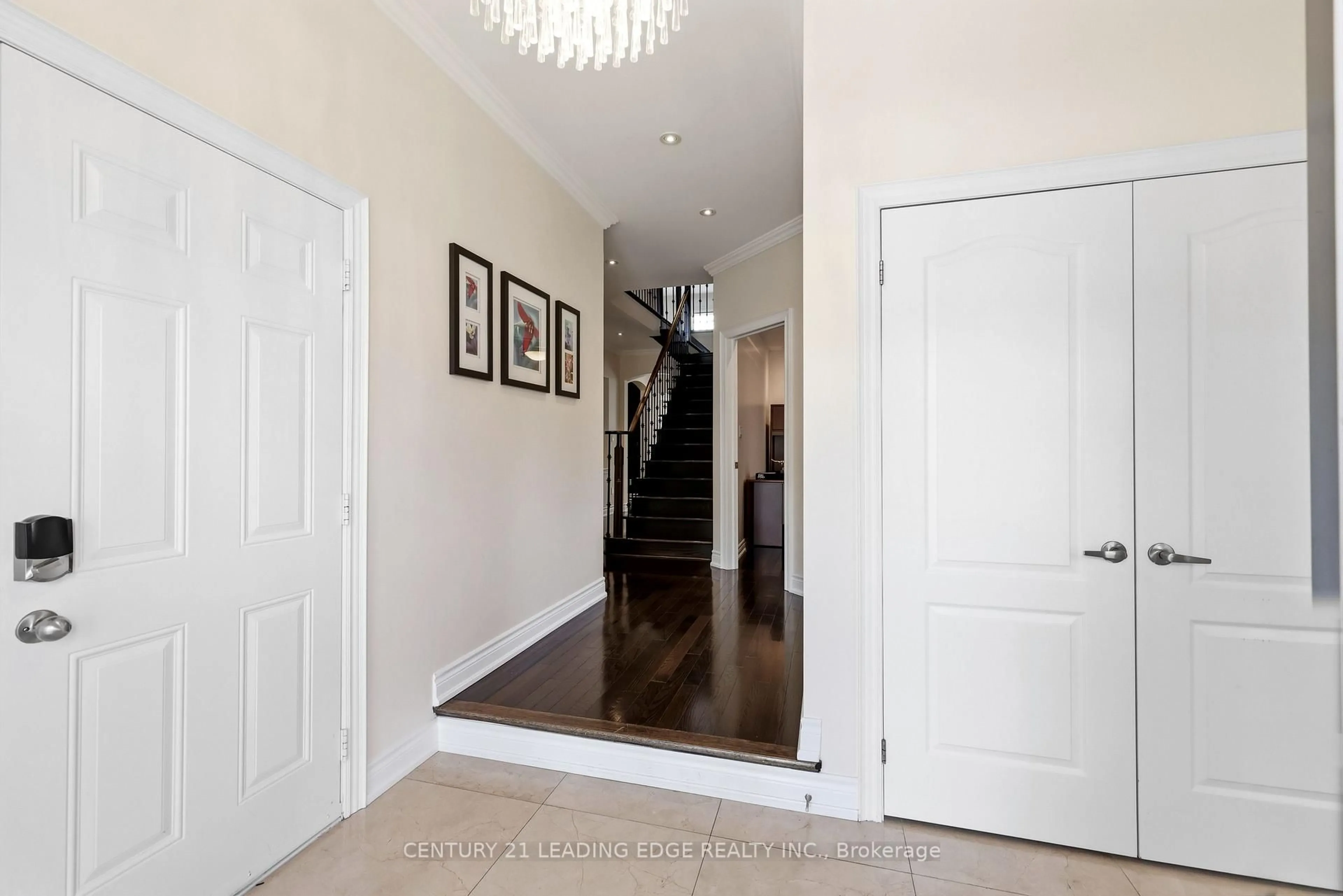 Indoor entryway for 1632 Barbertown Rd, Mississauga Ontario L5M 6J2