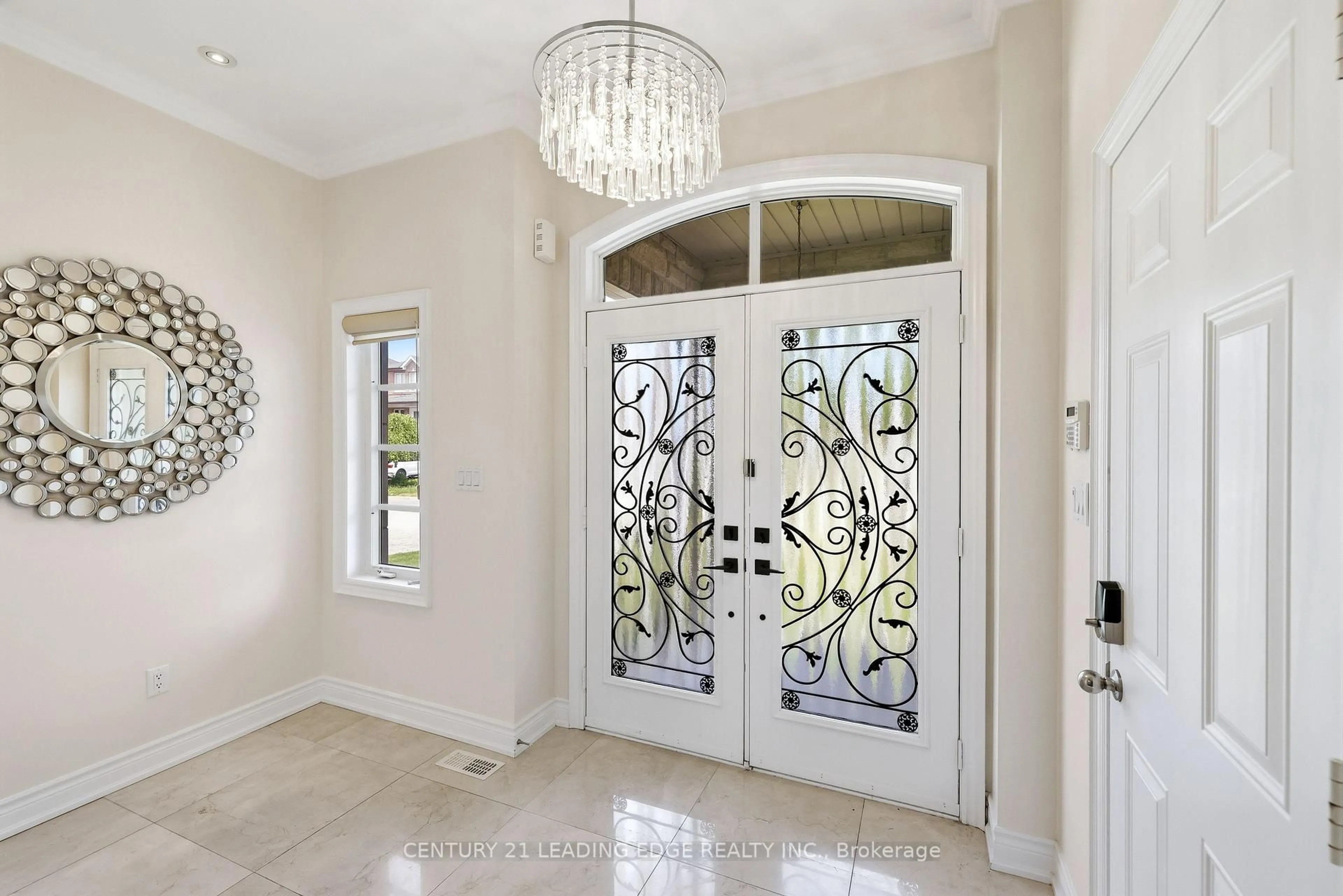 Indoor entryway for 1632 Barbertown Rd, Mississauga Ontario L5M 6J2