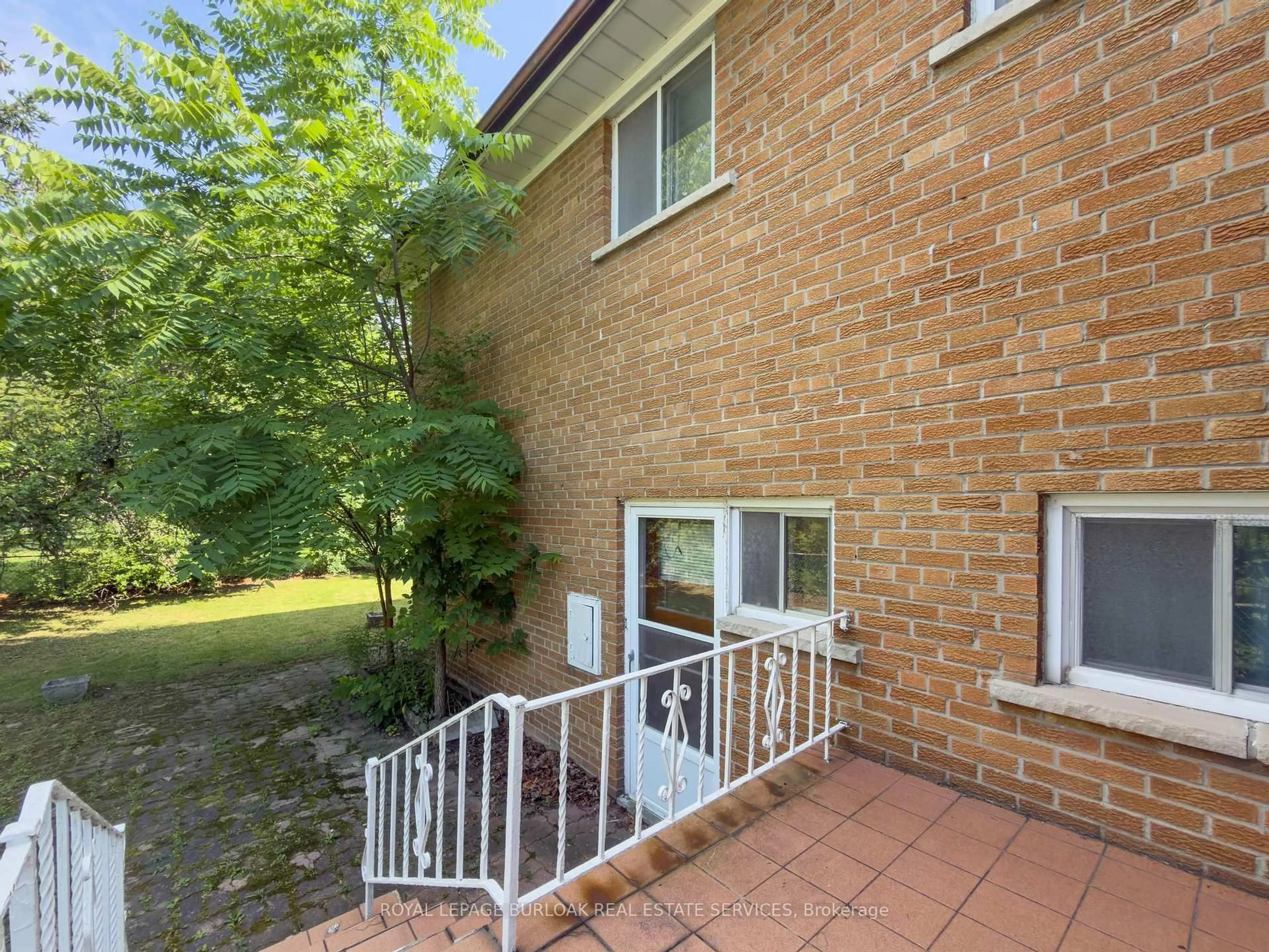 A pic from outside/outdoor area/front of a property/back of a property/a pic from drone, street for 3577 Bluestream Cres, Mississauga Ontario L4Y 3S5