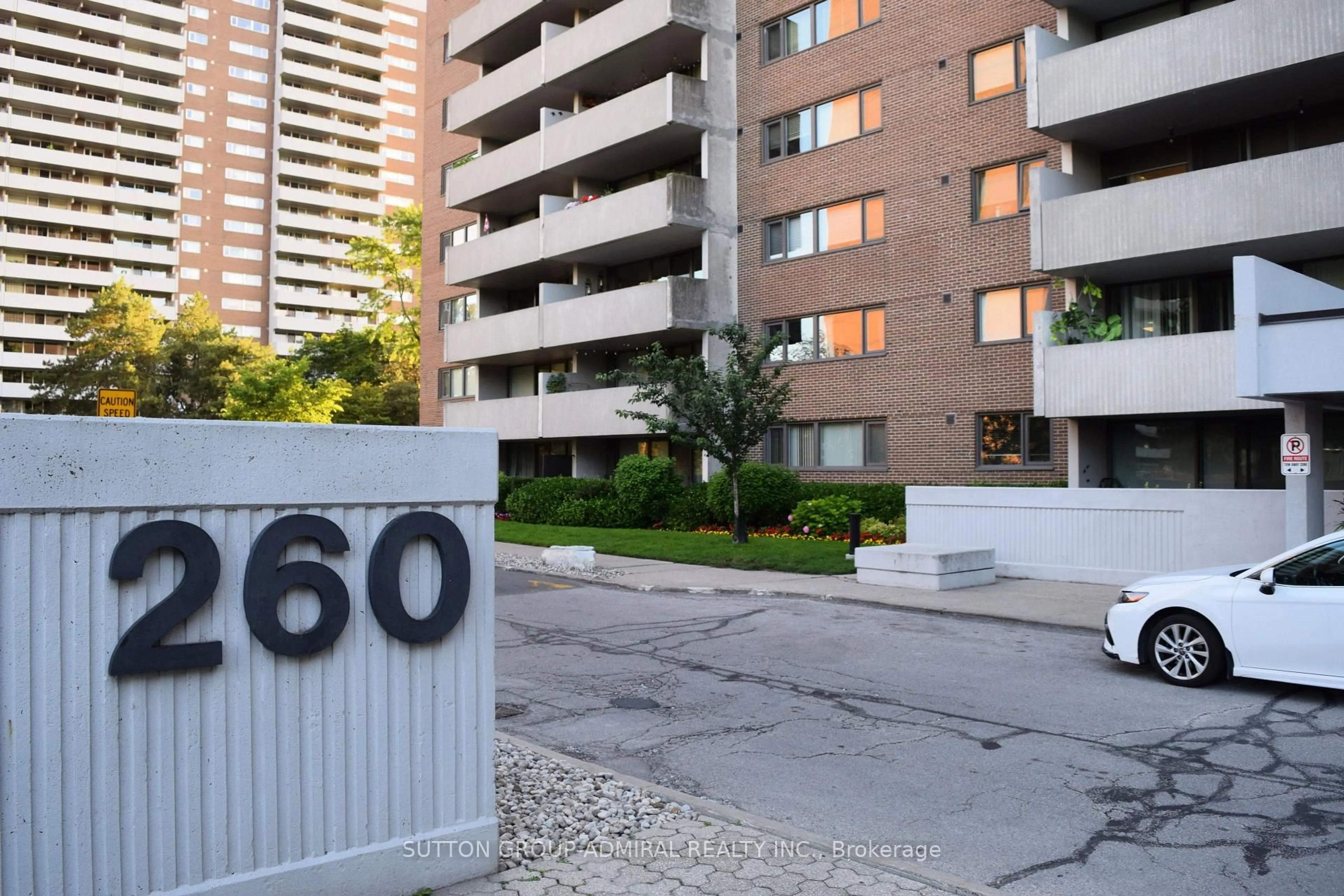 Patio, street for 260 Scarlett Rd #804, Toronto Ontario M6N 4X6