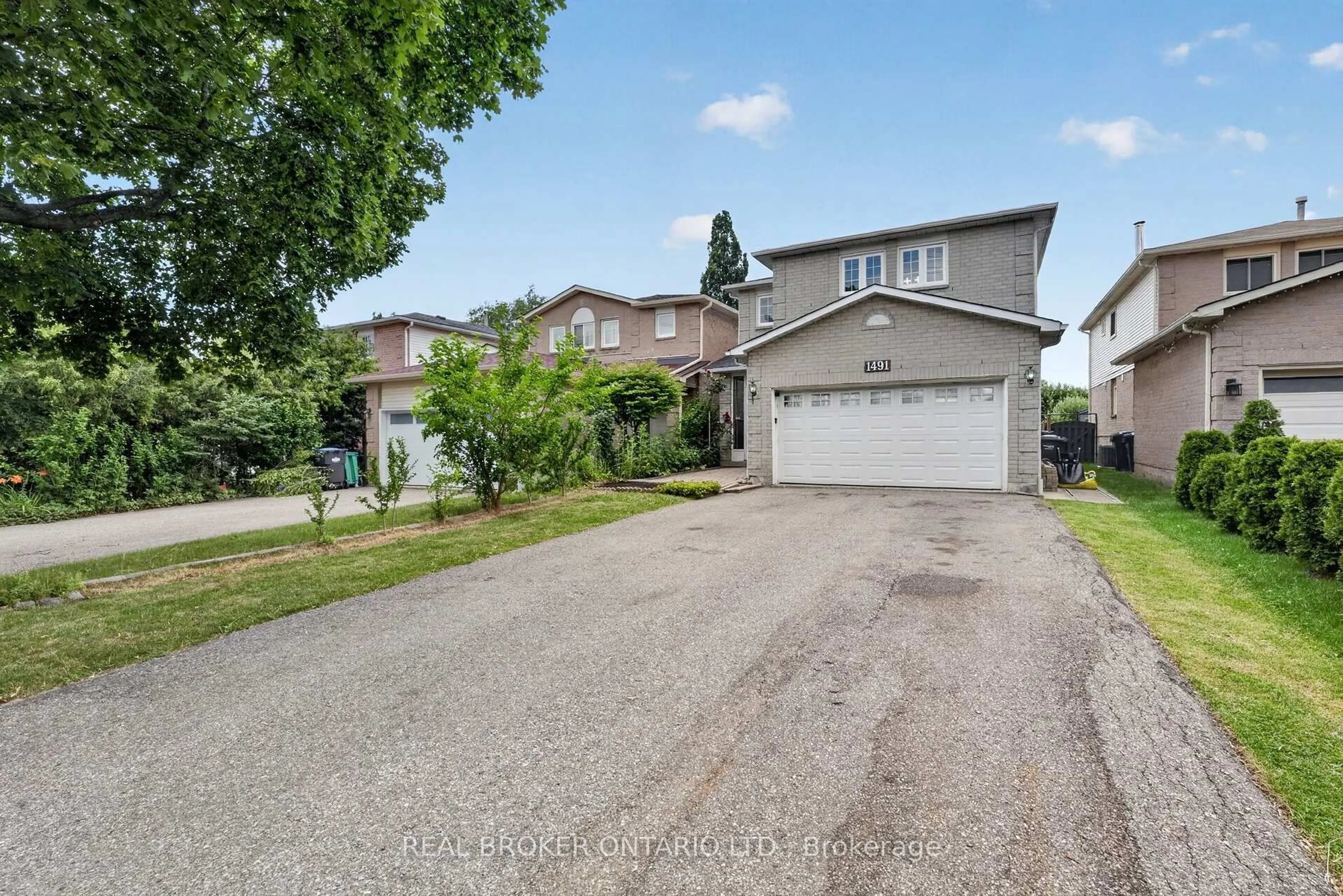 A pic from outside/outdoor area/front of a property/back of a property/a pic from drone, street for 1491 Evenside Cres, Mississauga Ontario L5M 3Y3