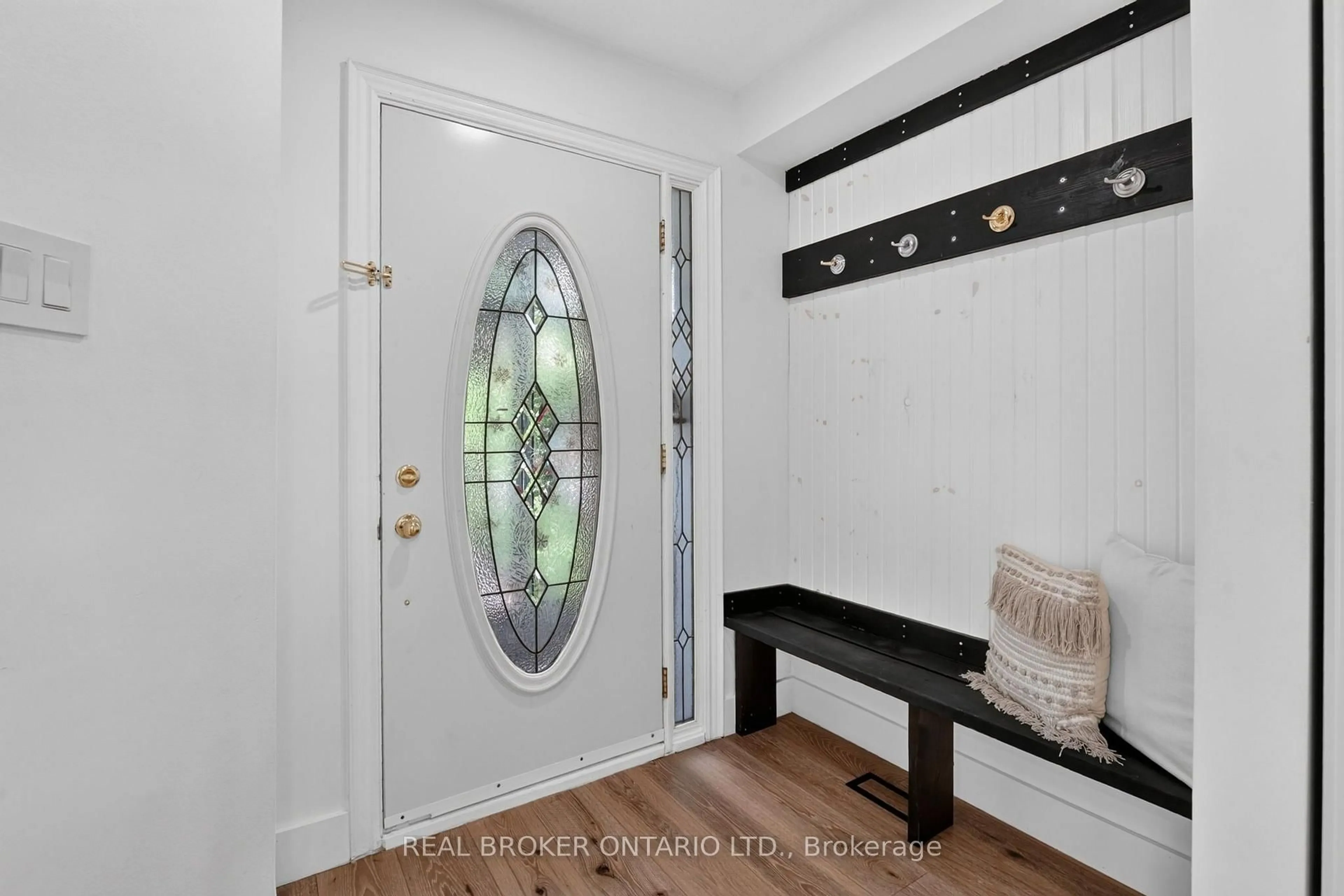 Indoor entryway for 1491 Evenside Cres, Mississauga Ontario L5M 3Y3