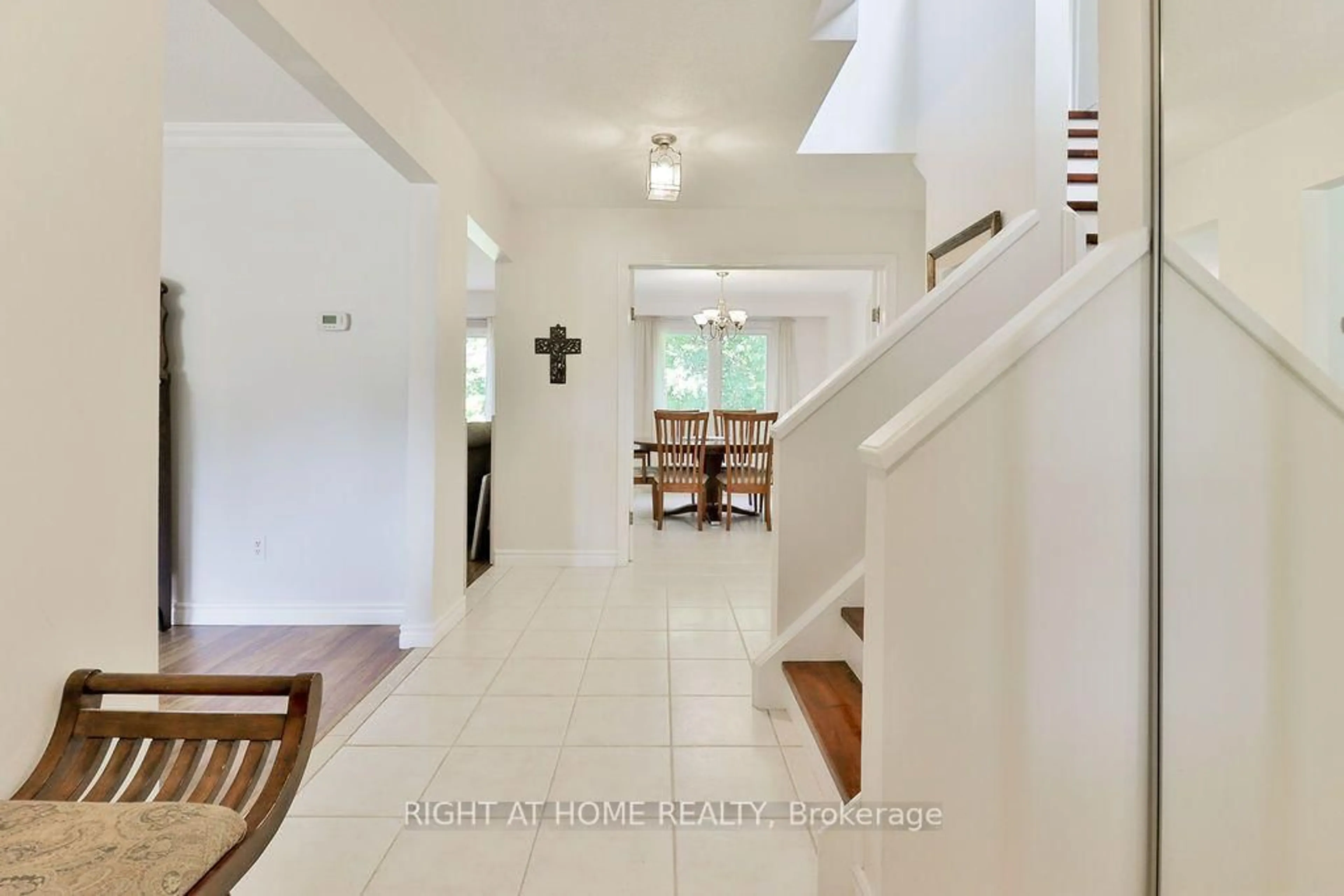 Indoor foyer for 2932 Remea Crt, Mississauga Ontario L5L 2H5