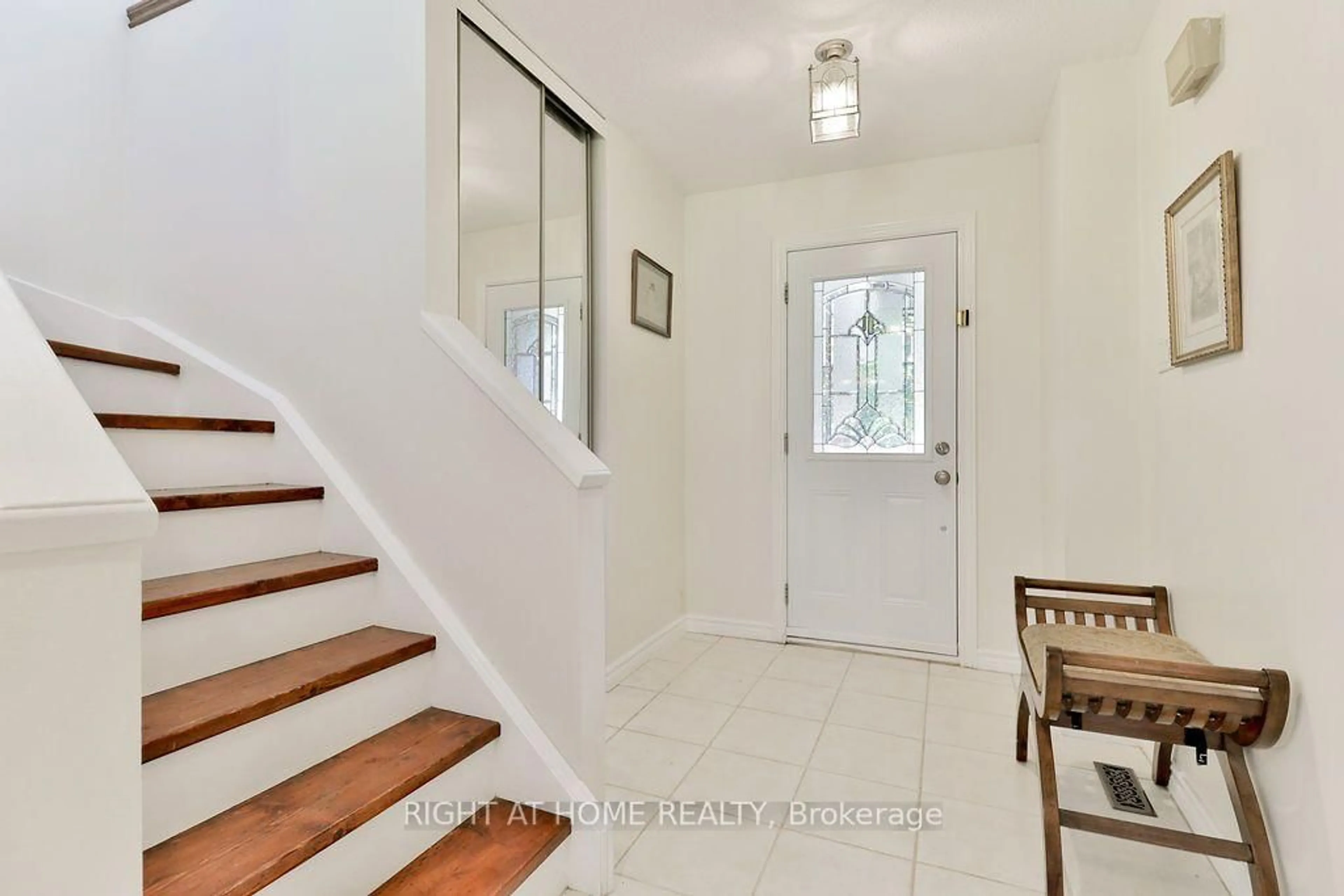 Indoor entryway for 2932 Remea Crt, Mississauga Ontario L5L 2H5