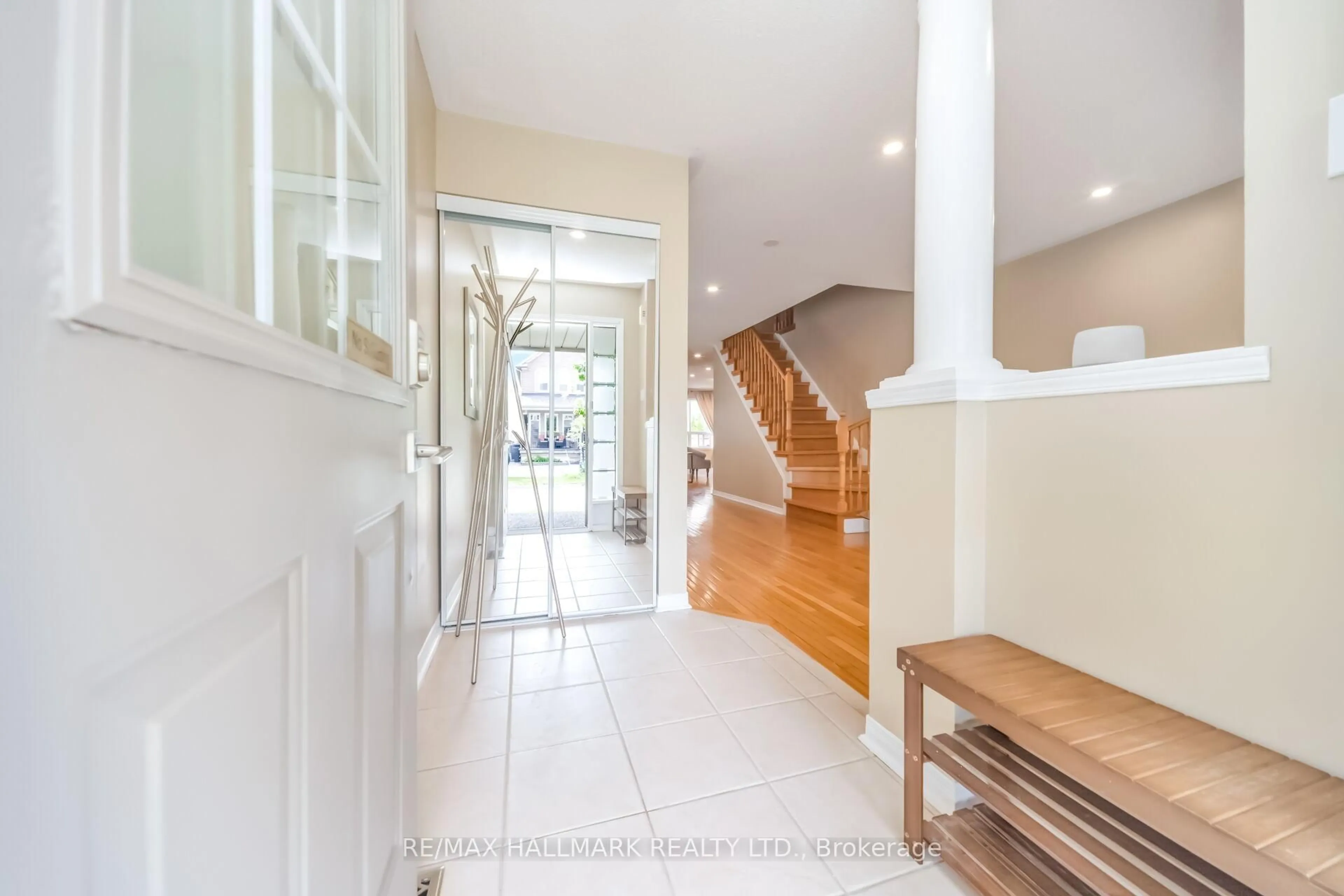 Indoor foyer for 5437 Rochelle Way, Mississauga Ontario L5M 6N4