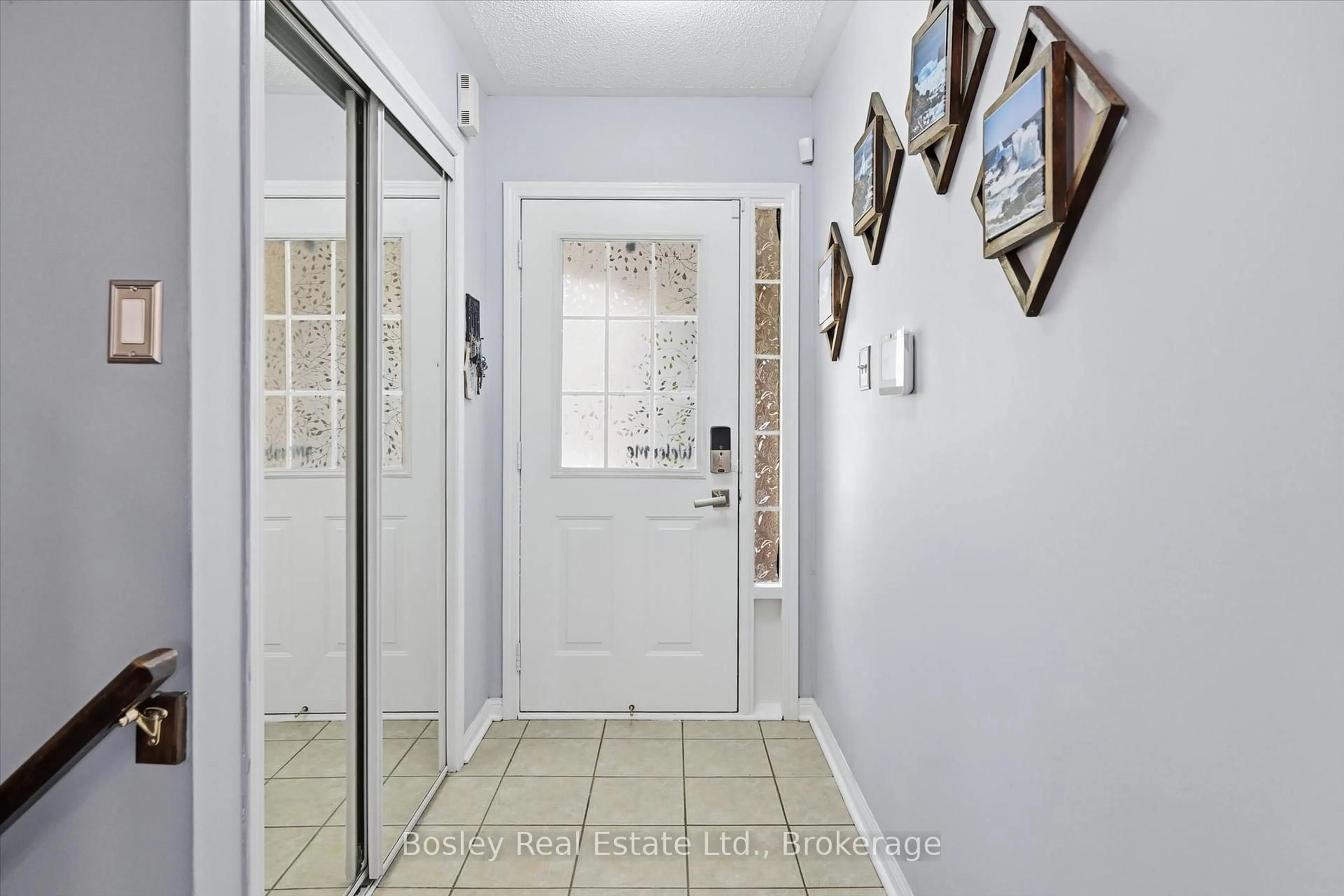 Indoor entryway for 1411 Mcdermott Way, Milton Ontario L9T 6L6