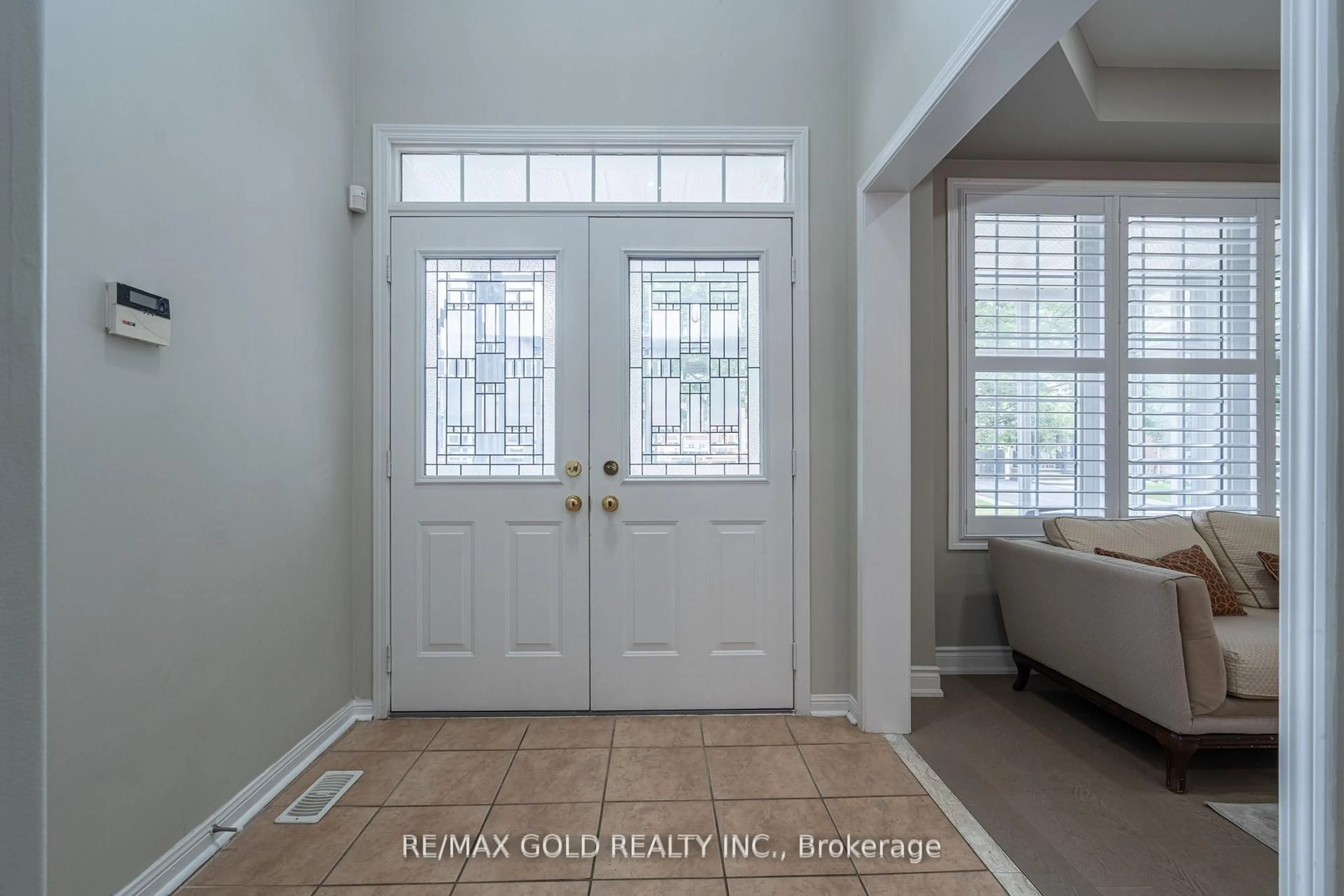 Indoor entryway for 141 Whitwell Dr, Brampton Ontario L6P 1L2