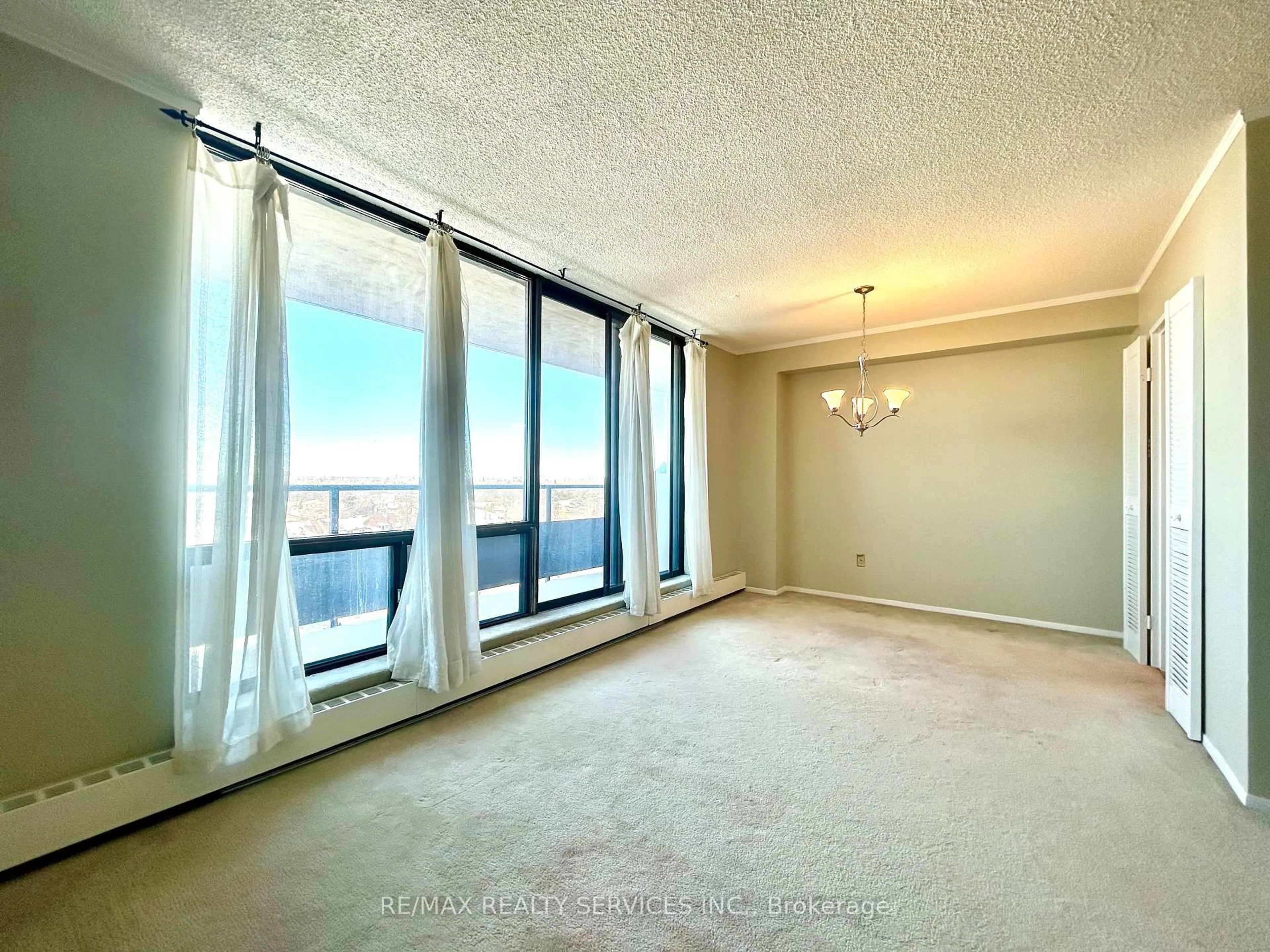A pic of a room for 2929 Aquitaine Ave #701, Mississauga Ontario L5N 2C7