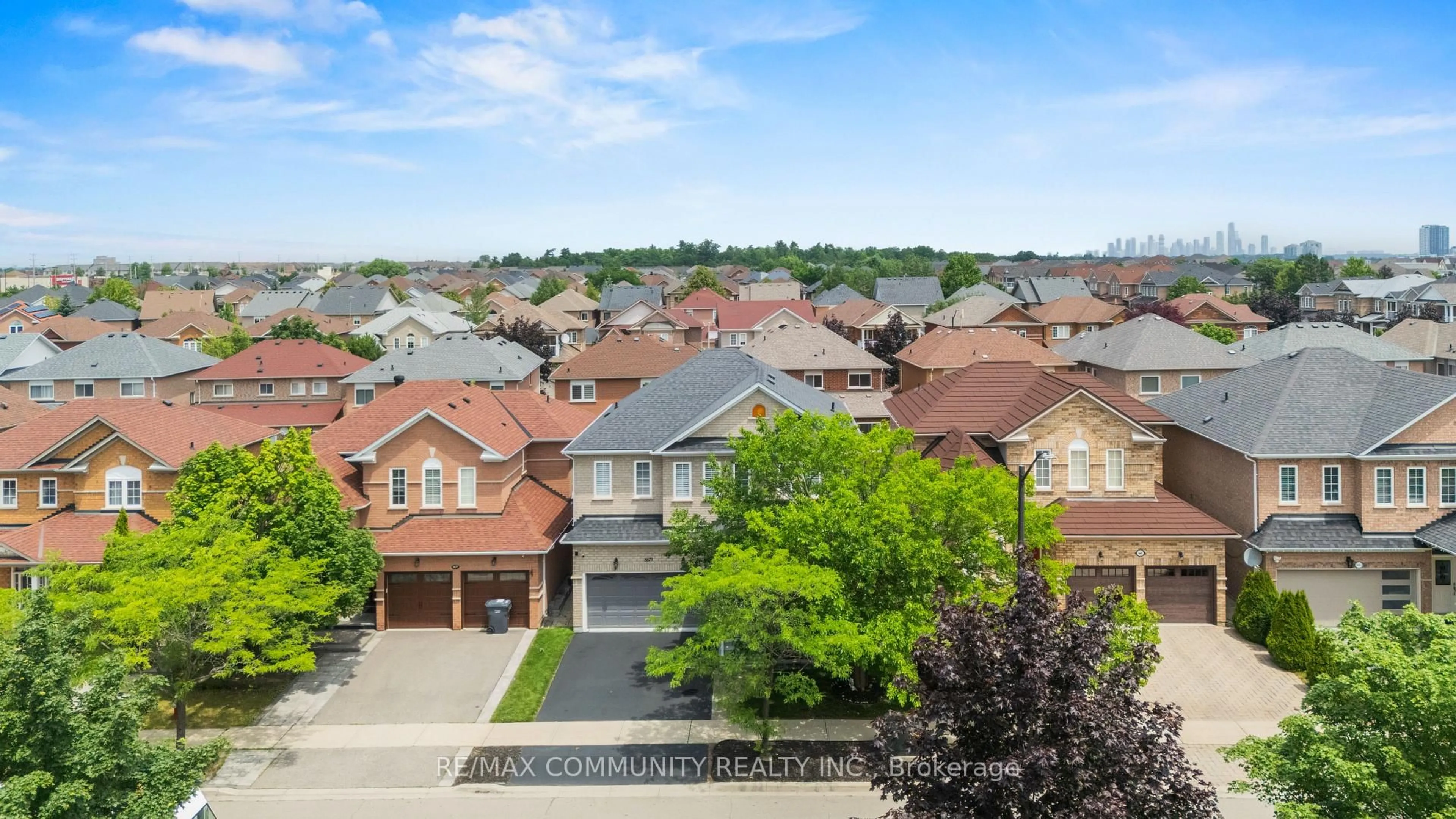 A pic from outside/outdoor area/front of a property/back of a property/a pic from drone, city buildings view from balcony for 5673 Pegasus St, Mississauga Ontario L5M 7G2