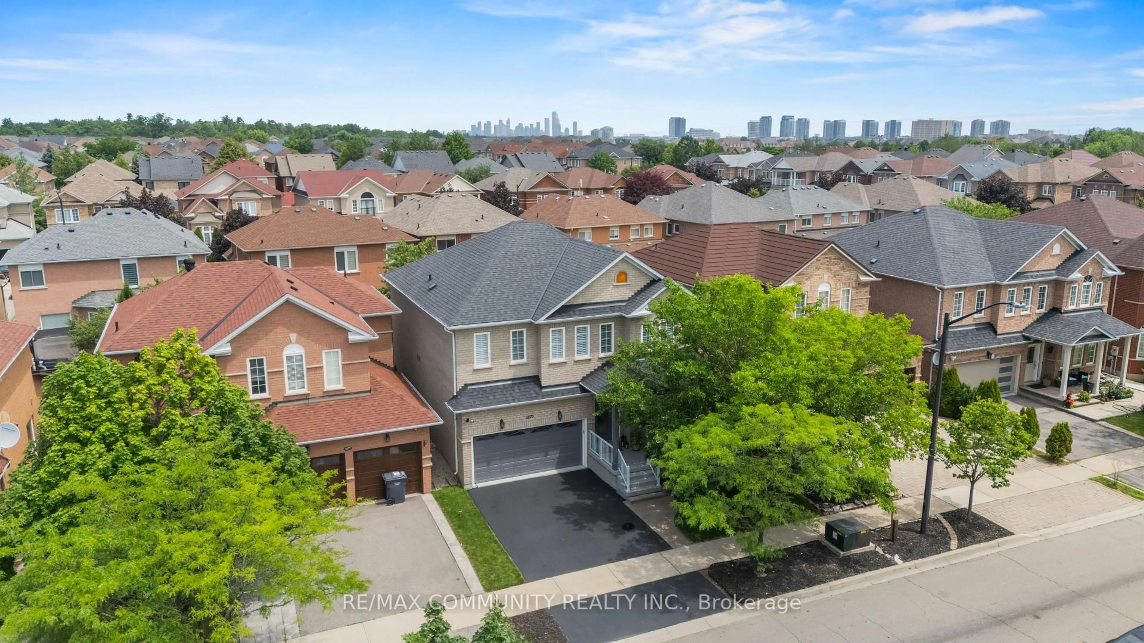 A pic from outside/outdoor area/front of a property/back of a property/a pic from drone, street for 5673 Pegasus St, Mississauga Ontario L5M 7G2