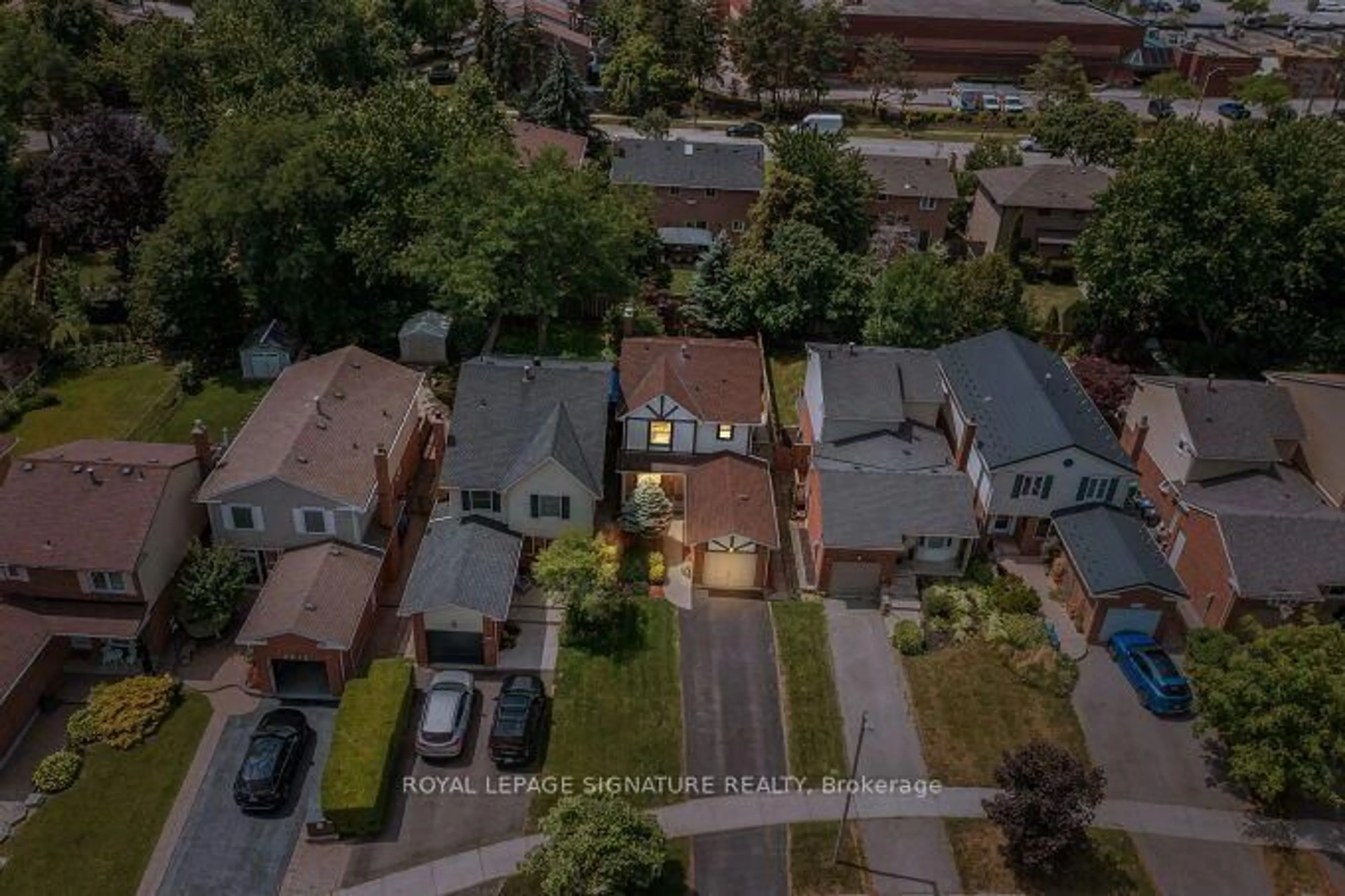 A pic from outside/outdoor area/front of a property/back of a property/a pic from drone, street for 4212 Stonemason Cres, Mississauga Ontario L5L 2Z7