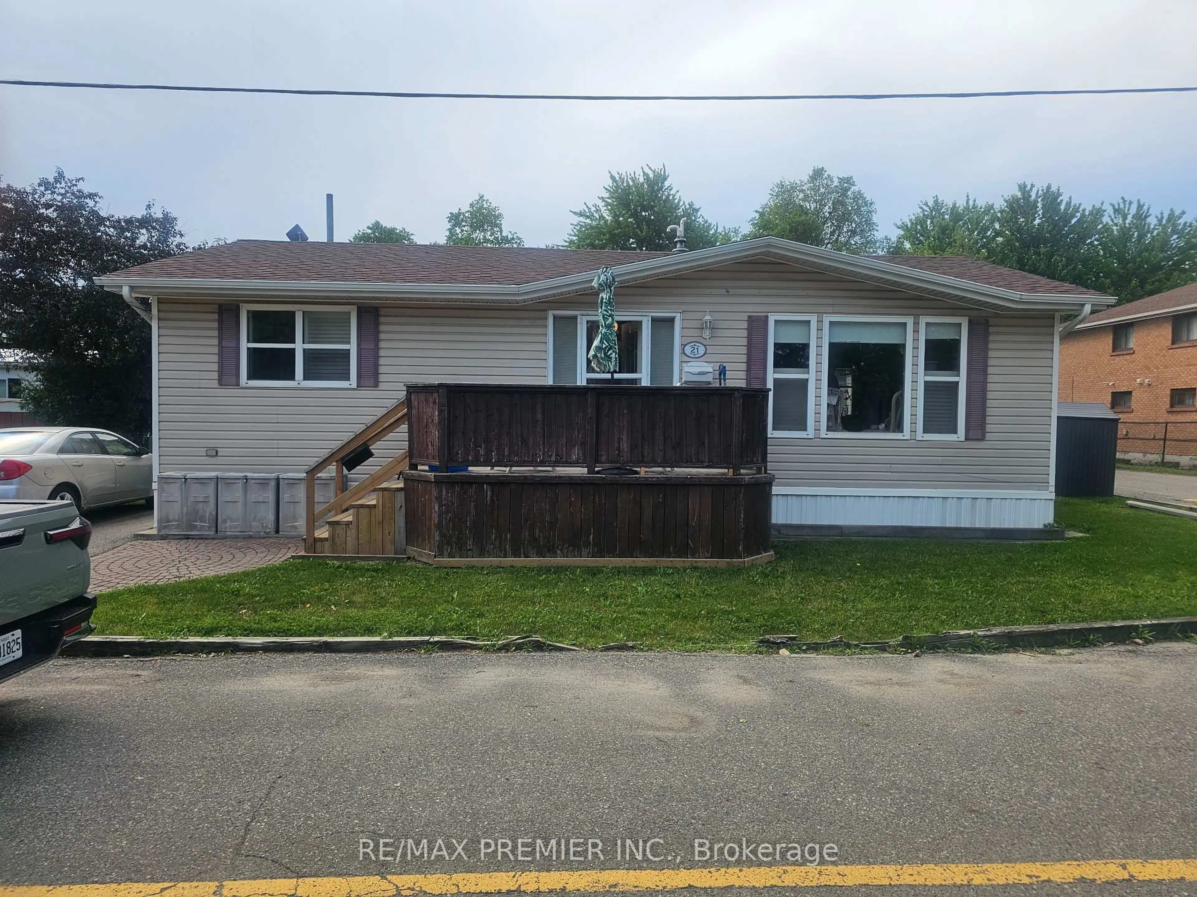 Home with vinyl exterior material, street for 1749 Dundas St #21-5, Mississauga Ontario L4X 2R6