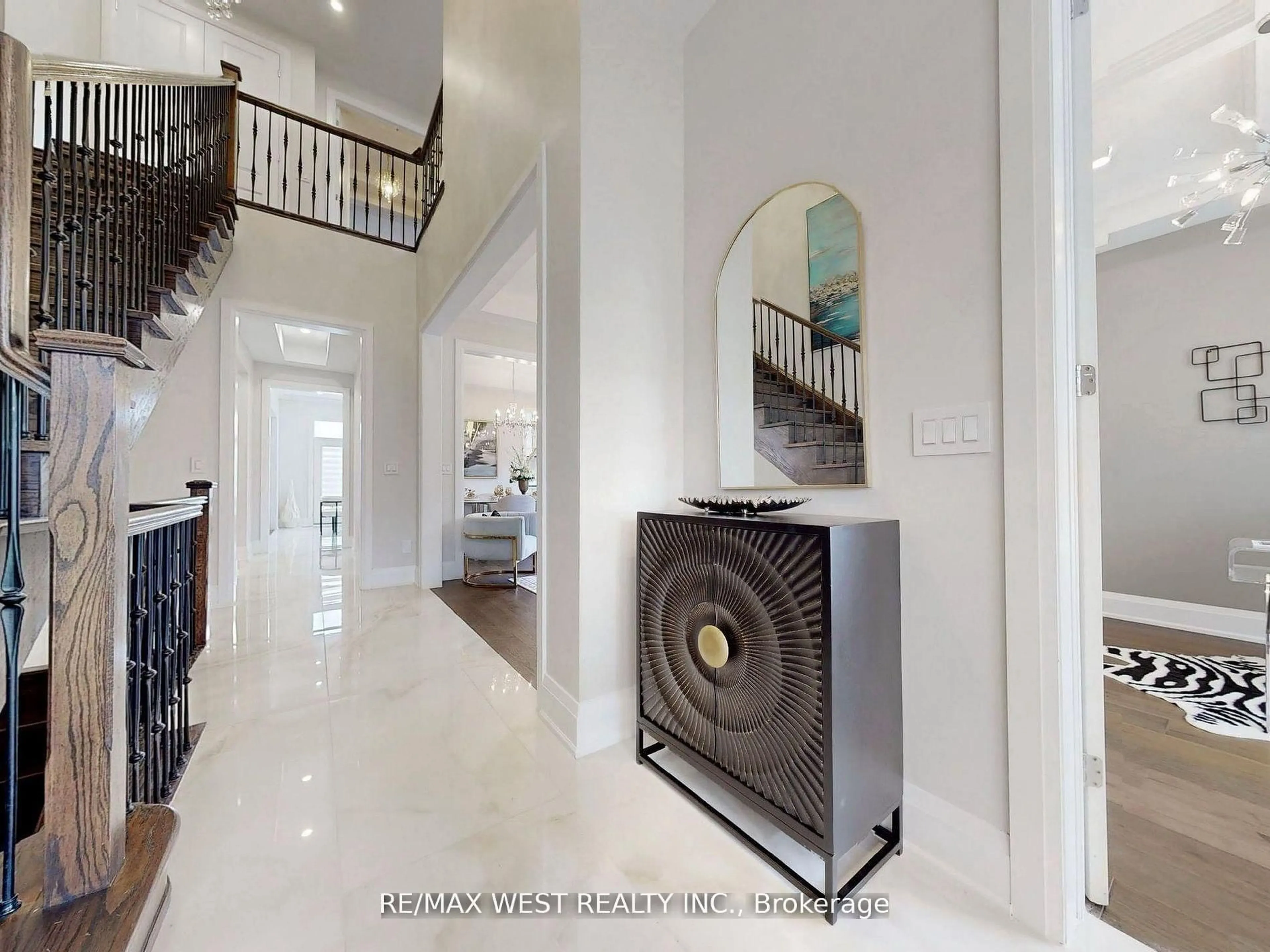 Indoor entryway for 5199 Symphony Crt, Mississauga Ontario L5M 2M9