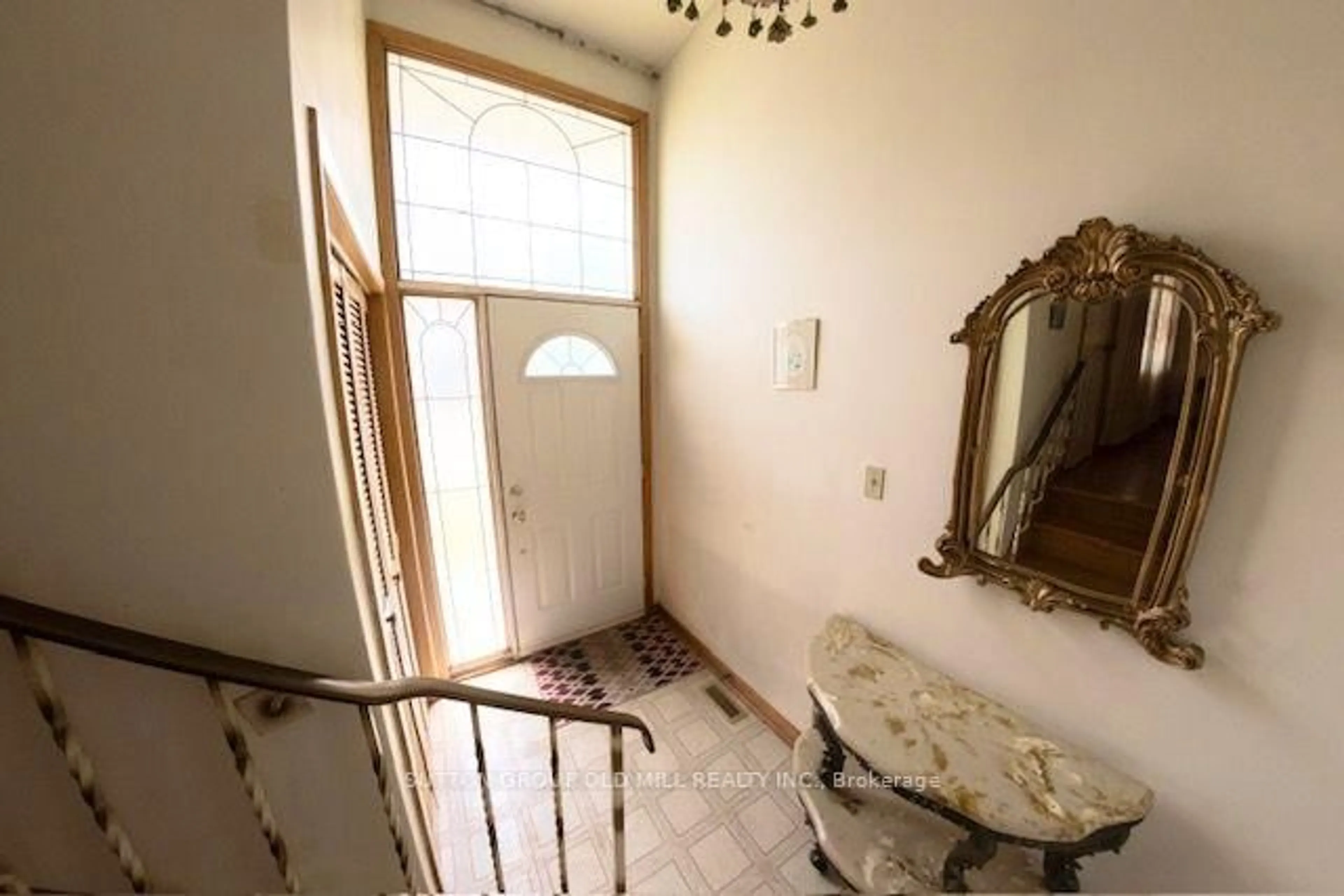 Indoor foyer for 8 Richgrove Dr, Toronto Ontario M9R 2K9