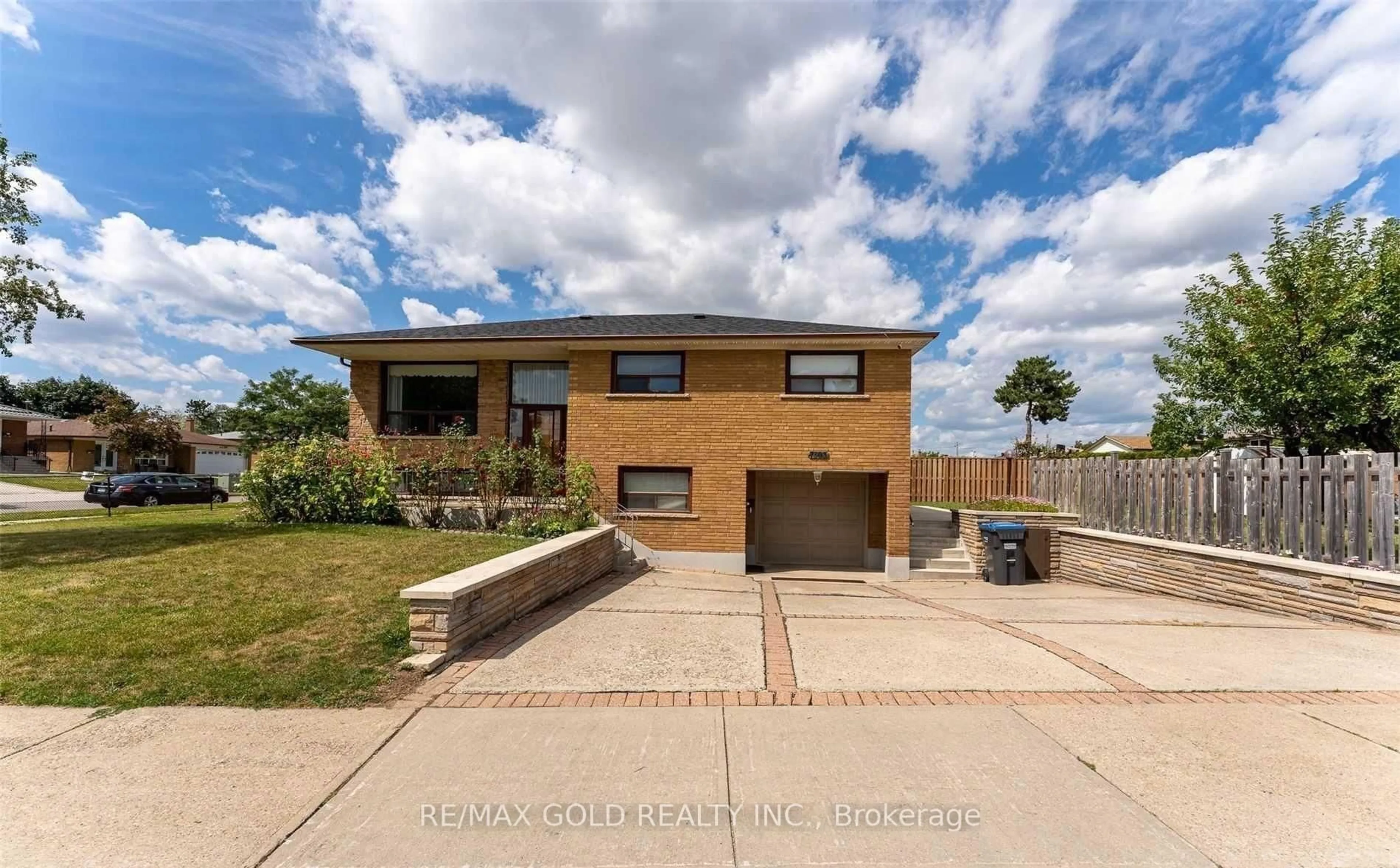 Home with brick exterior material, water/lake/river/ocean view for 7305 Redstone Rd, Mississauga Ontario L4T 2B1