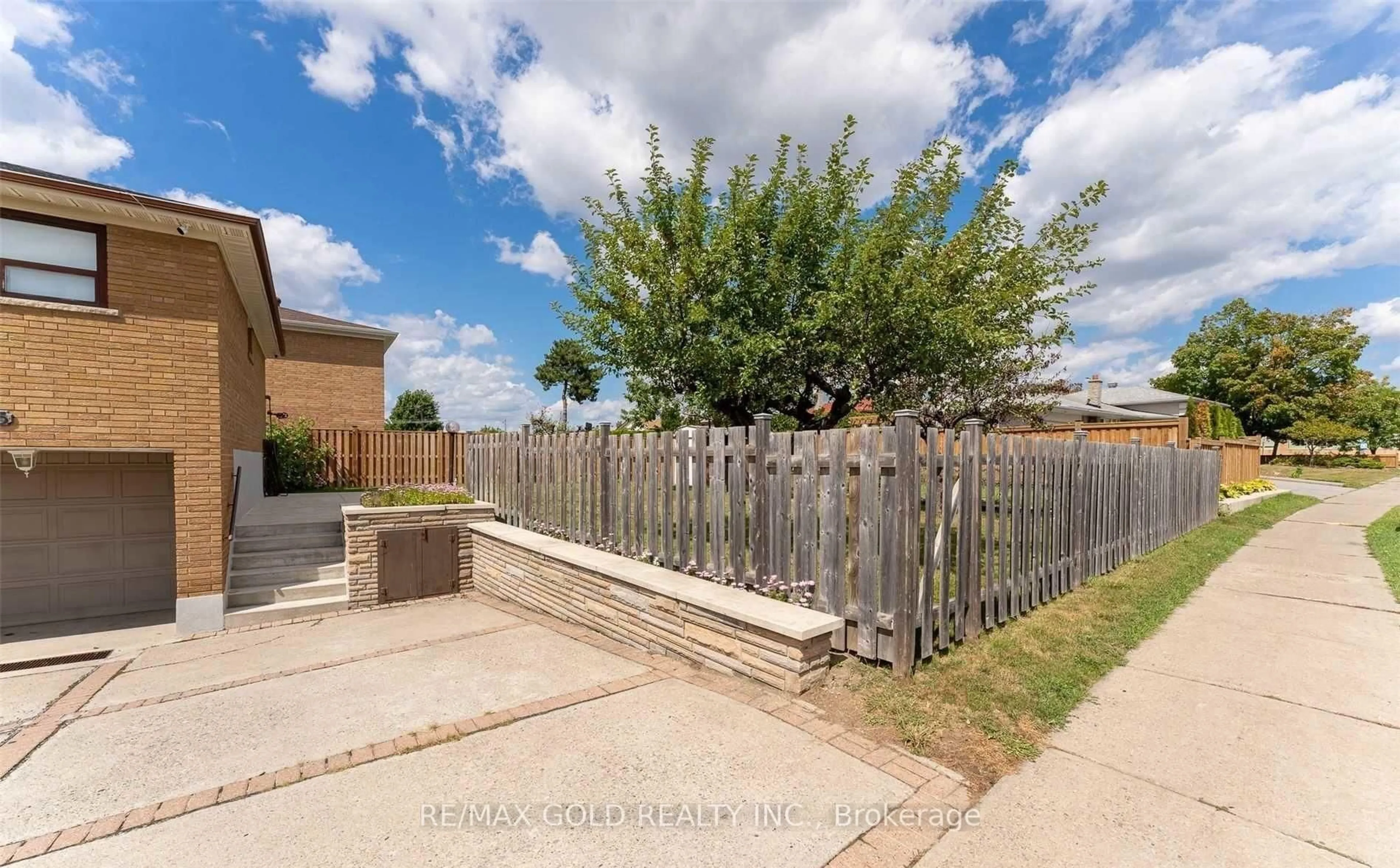 A pic from outside/outdoor area/front of a property/back of a property/a pic from drone, street for 7305 Redstone Rd, Mississauga Ontario L4T 2B1