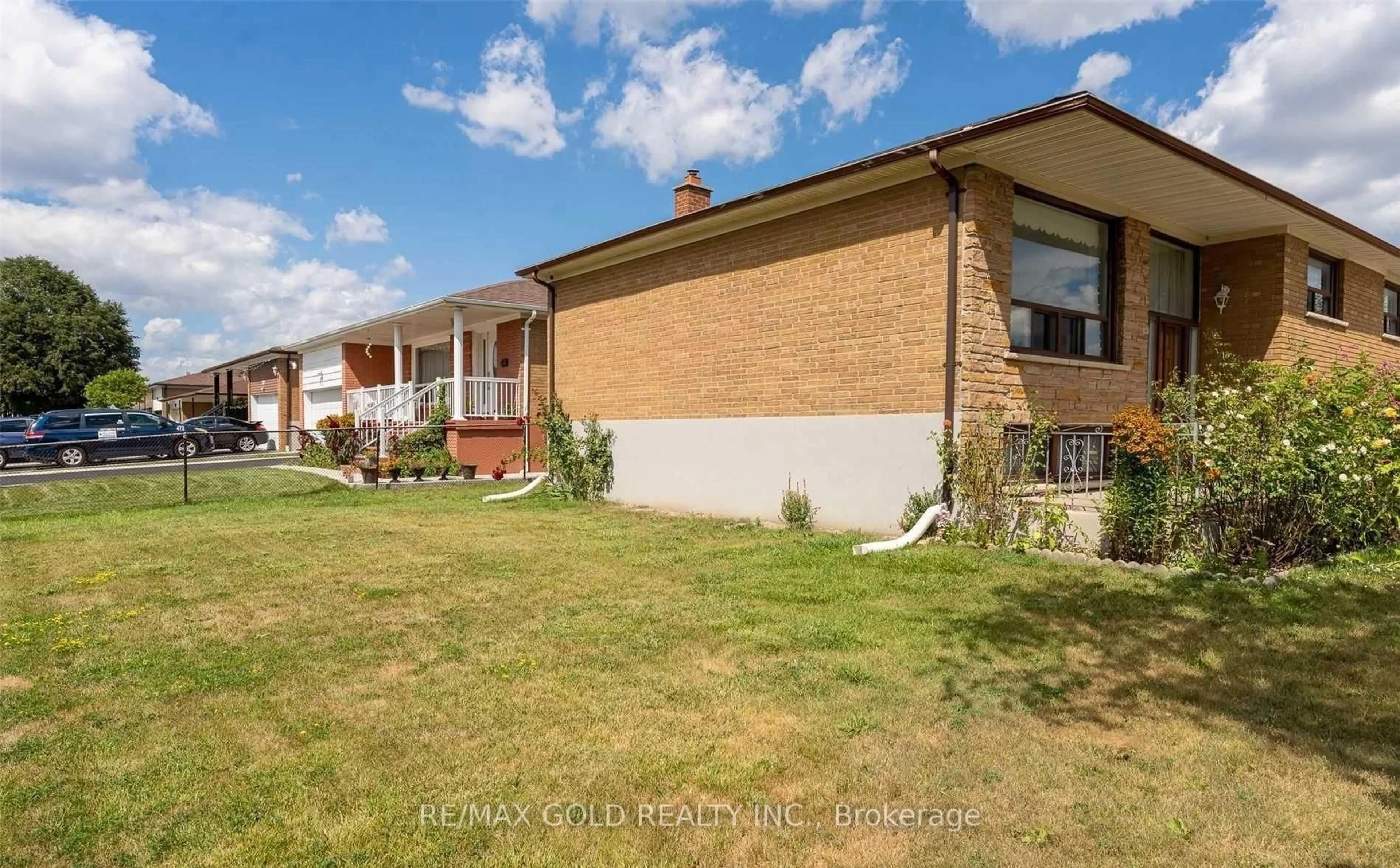 A pic from outside/outdoor area/front of a property/back of a property/a pic from drone, unknown for 7305 Redstone Rd, Mississauga Ontario L4T 2B1