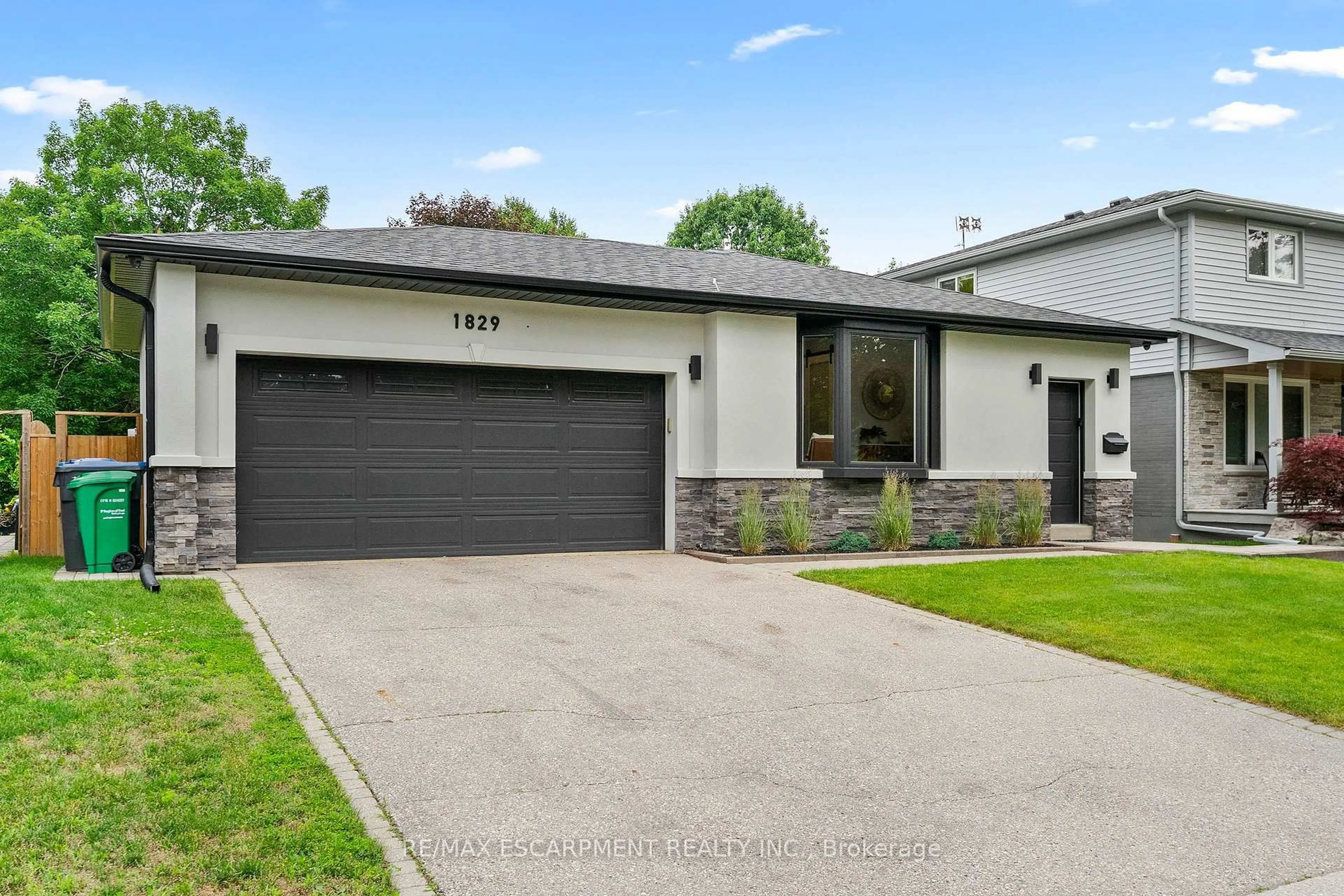 Home with brick exterior material, street for 1829 Barsuda Dr, Mississauga Ontario L5J 1V3