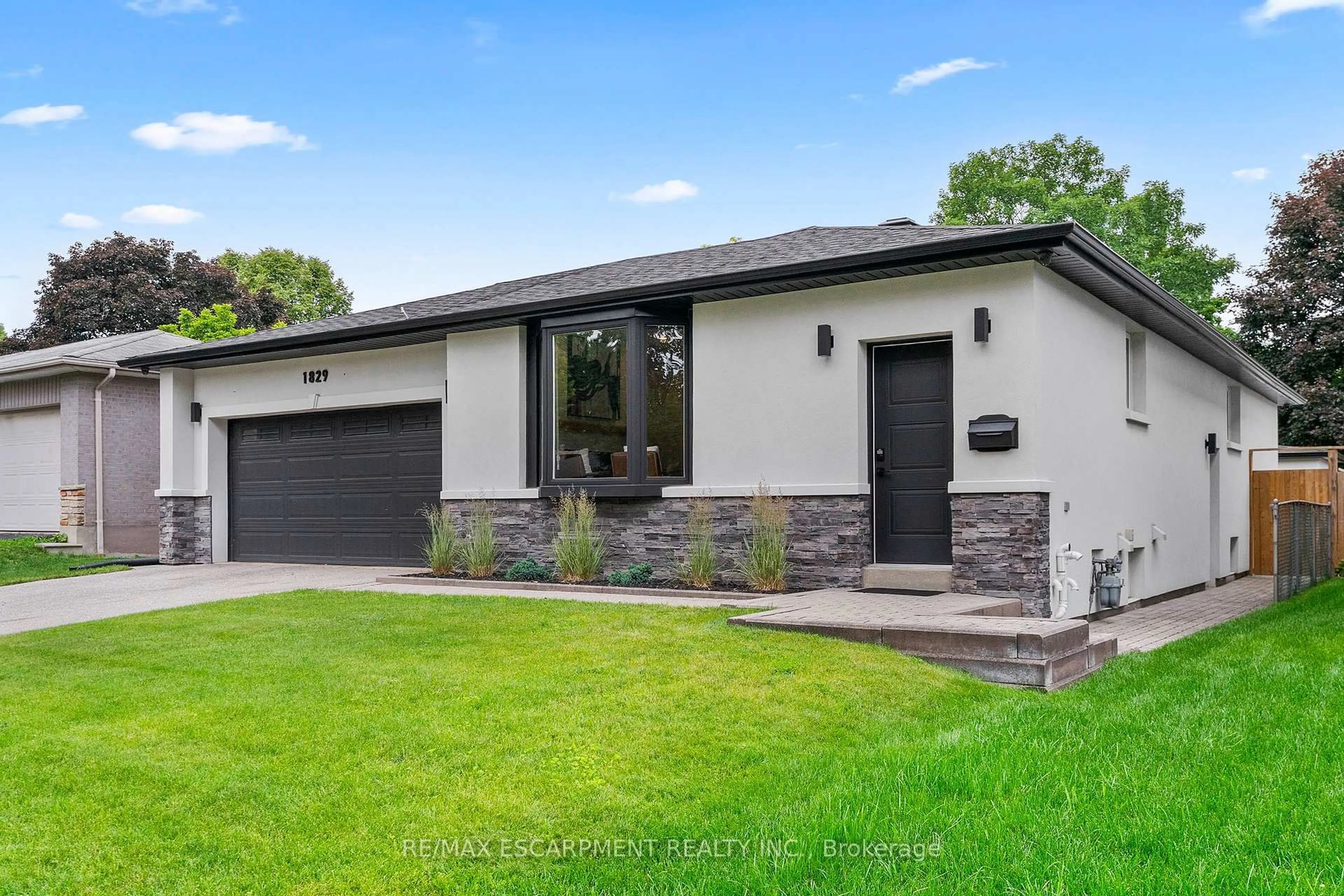 Home with brick exterior material, street for 1829 Barsuda Dr, Mississauga Ontario L5J 1V3