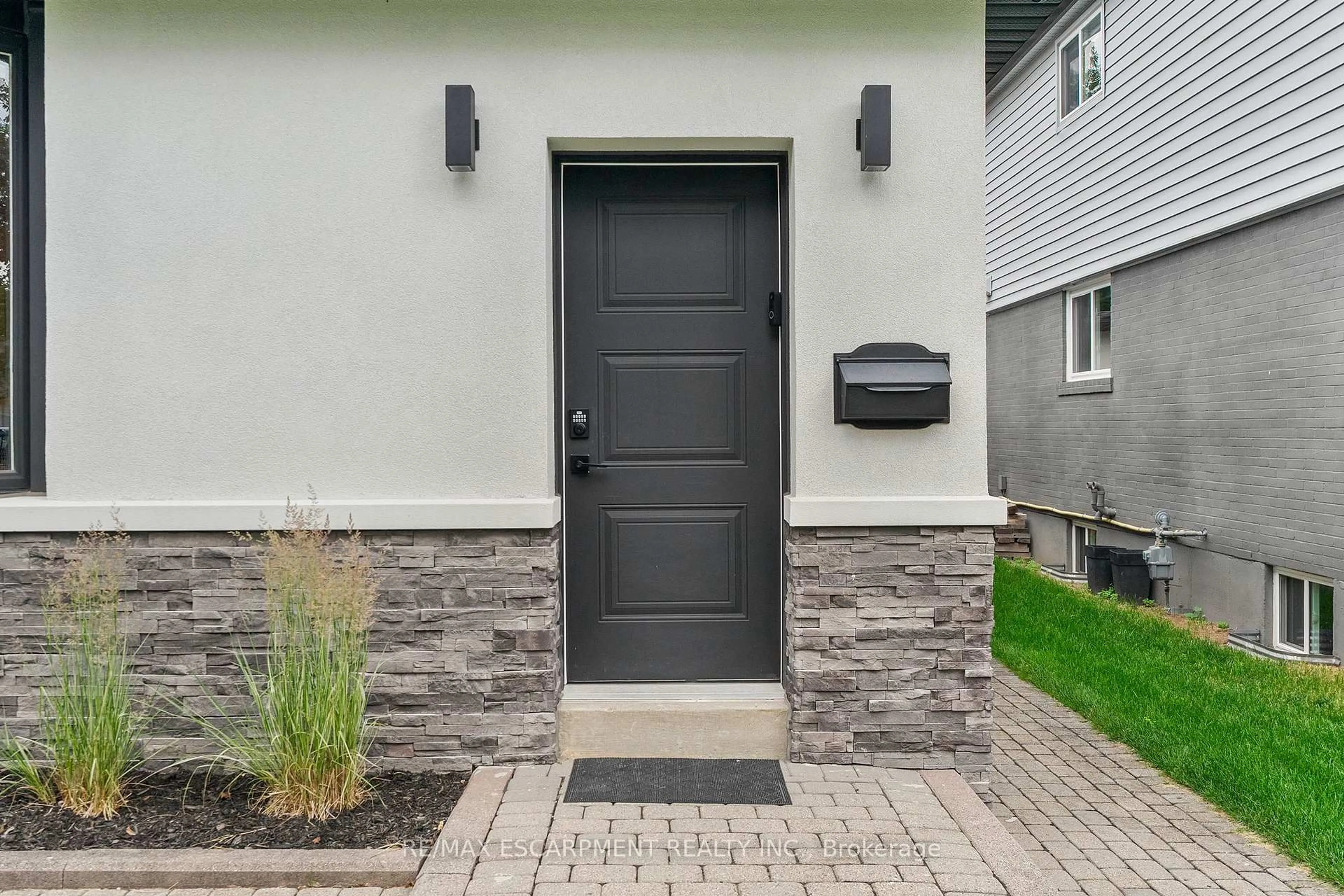 Indoor entryway for 1829 Barsuda Dr, Mississauga Ontario L5J 1V3