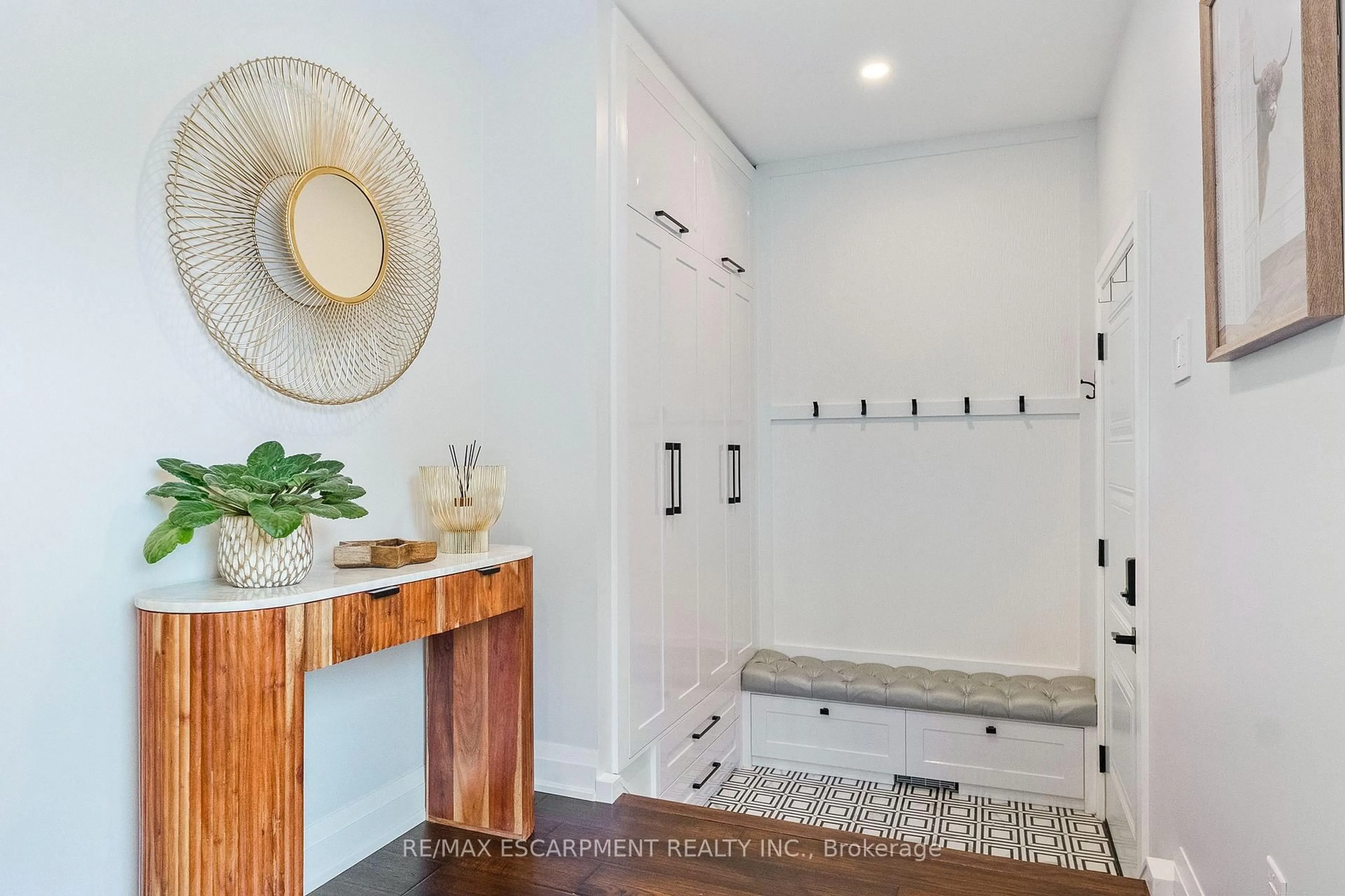 Contemporary bathroom, ceramic/tile floor for 1829 Barsuda Dr, Mississauga Ontario L5J 1V3