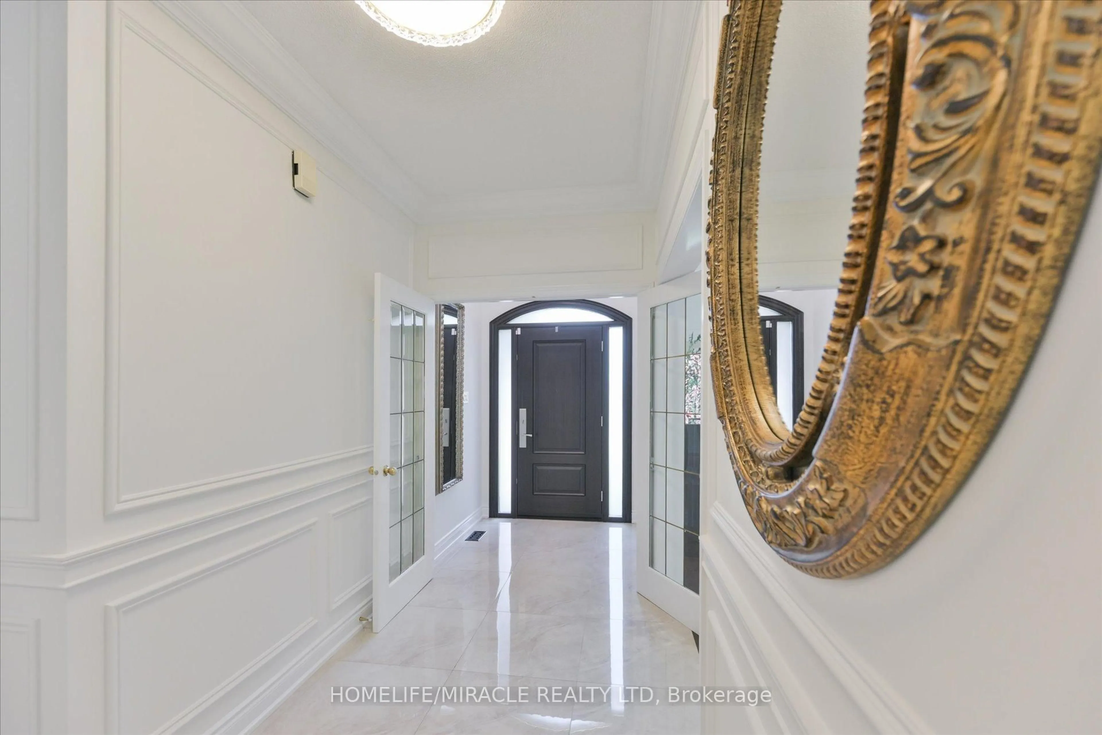 Indoor foyer for 2479 Rathlin Crt, Mississauga Ontario L5K 2S4