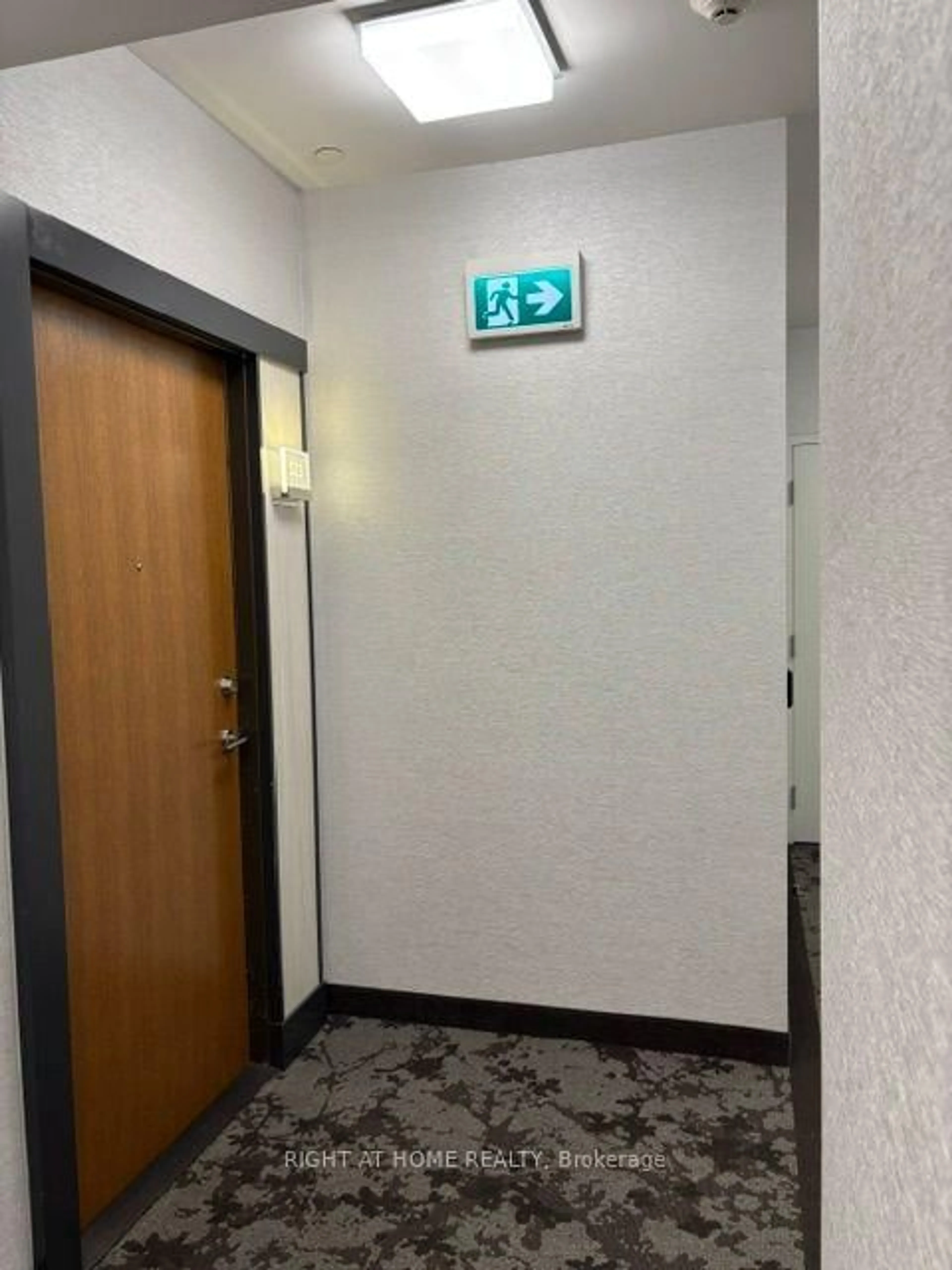 Indoor foyer for 30 Shore Breeze Dr #523, Toronto Ontario M8V 0J1