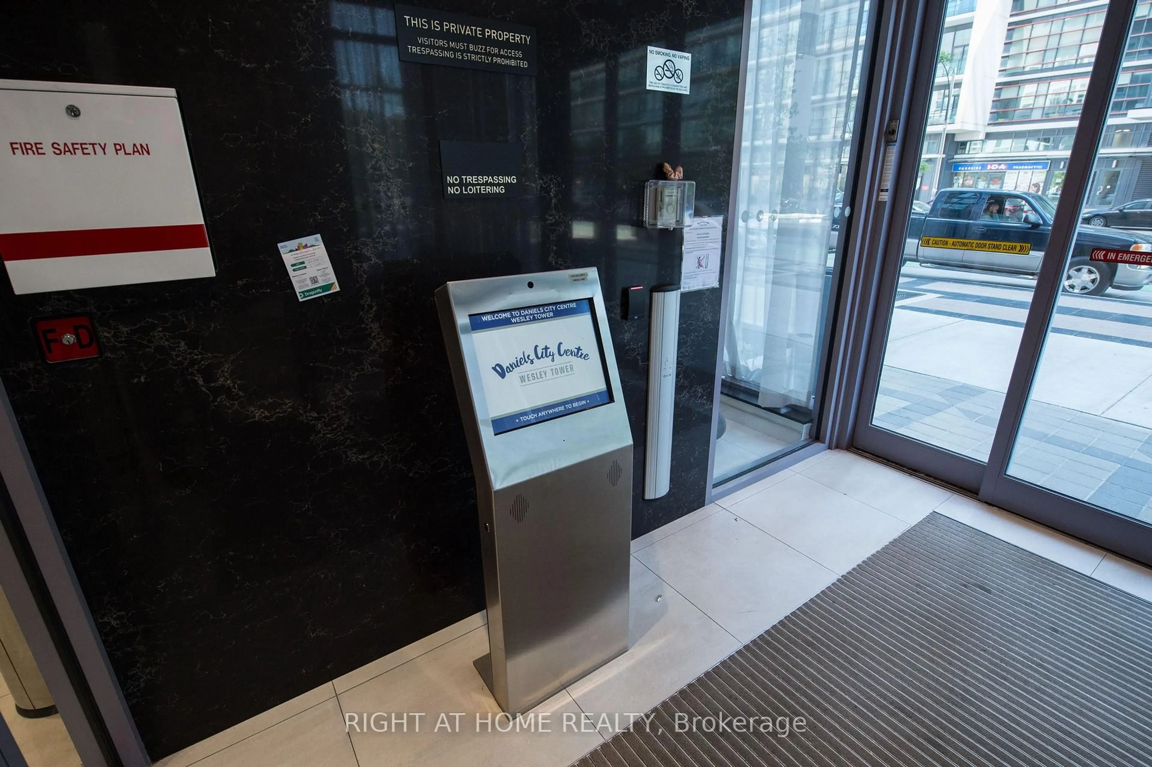 Indoor foyer for 4065 Confederation Pkwy #2507, Mississauga Ontario L5B 4N1