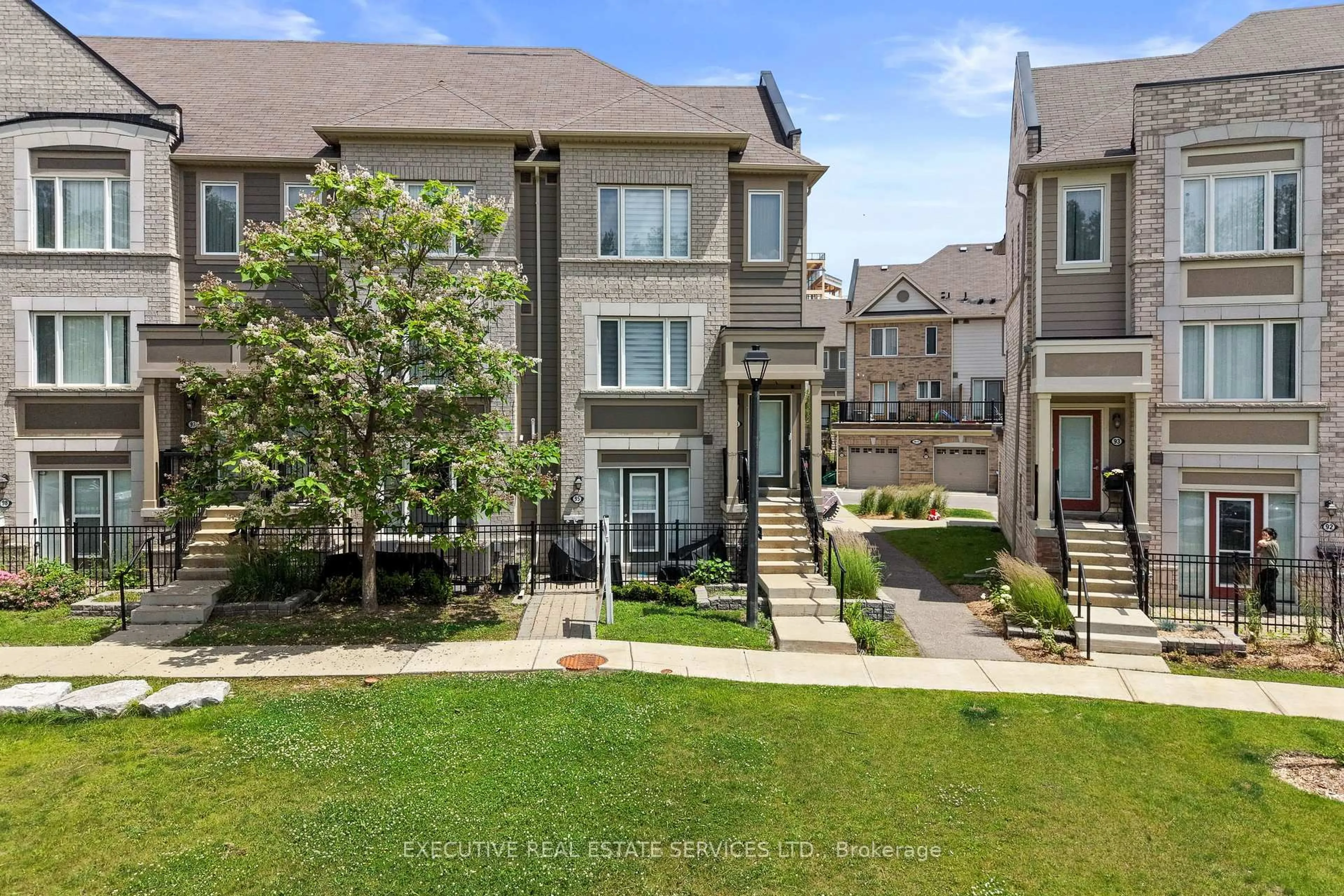 A pic from outside/outdoor area/front of a property/back of a property/a pic from drone, street for 1 Beckenrose Crt #95, Brampton Ontario L6Y 6G2