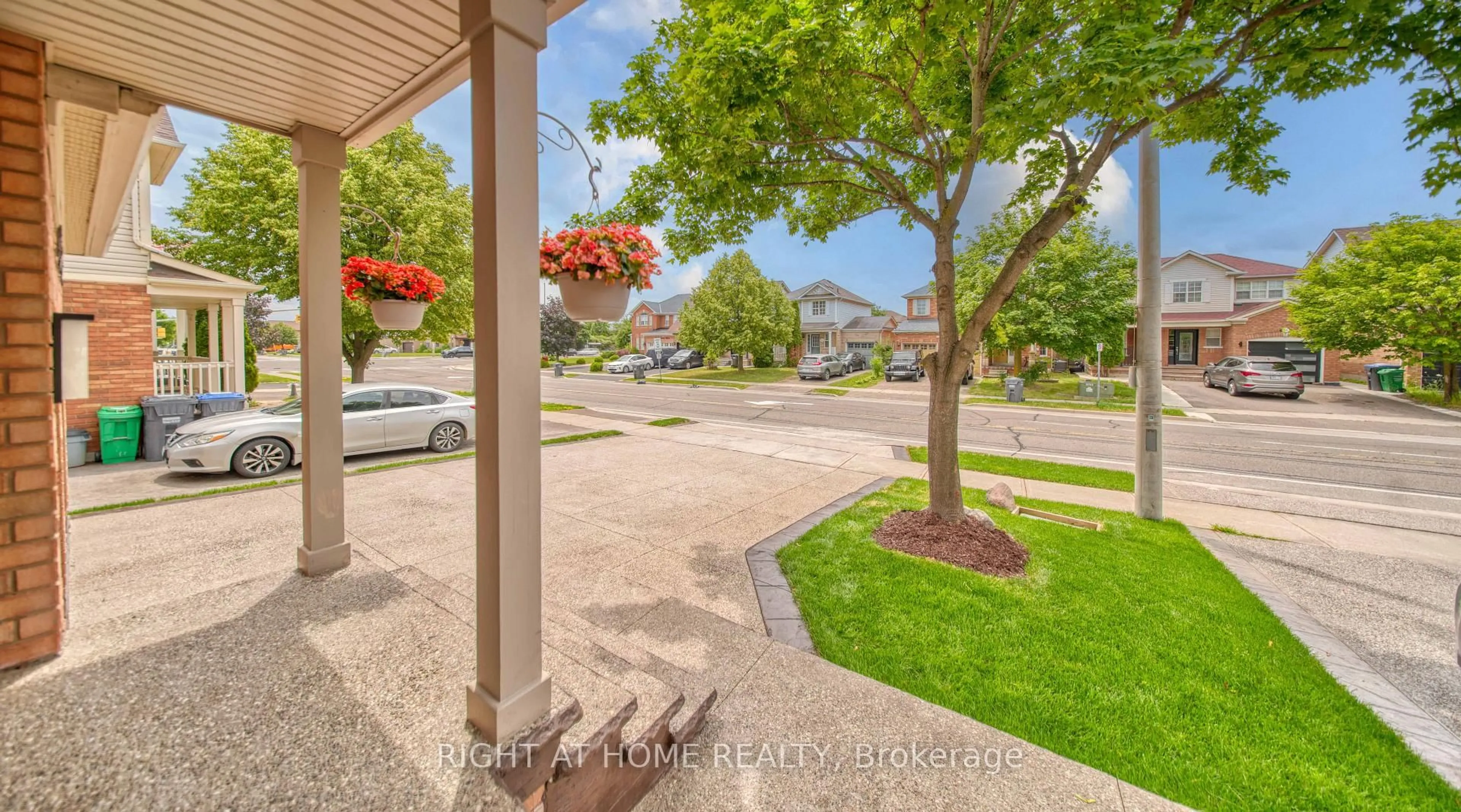 Patio, street for 211 Queen Mary Dr, Brampton Ontario L7A 1Y9