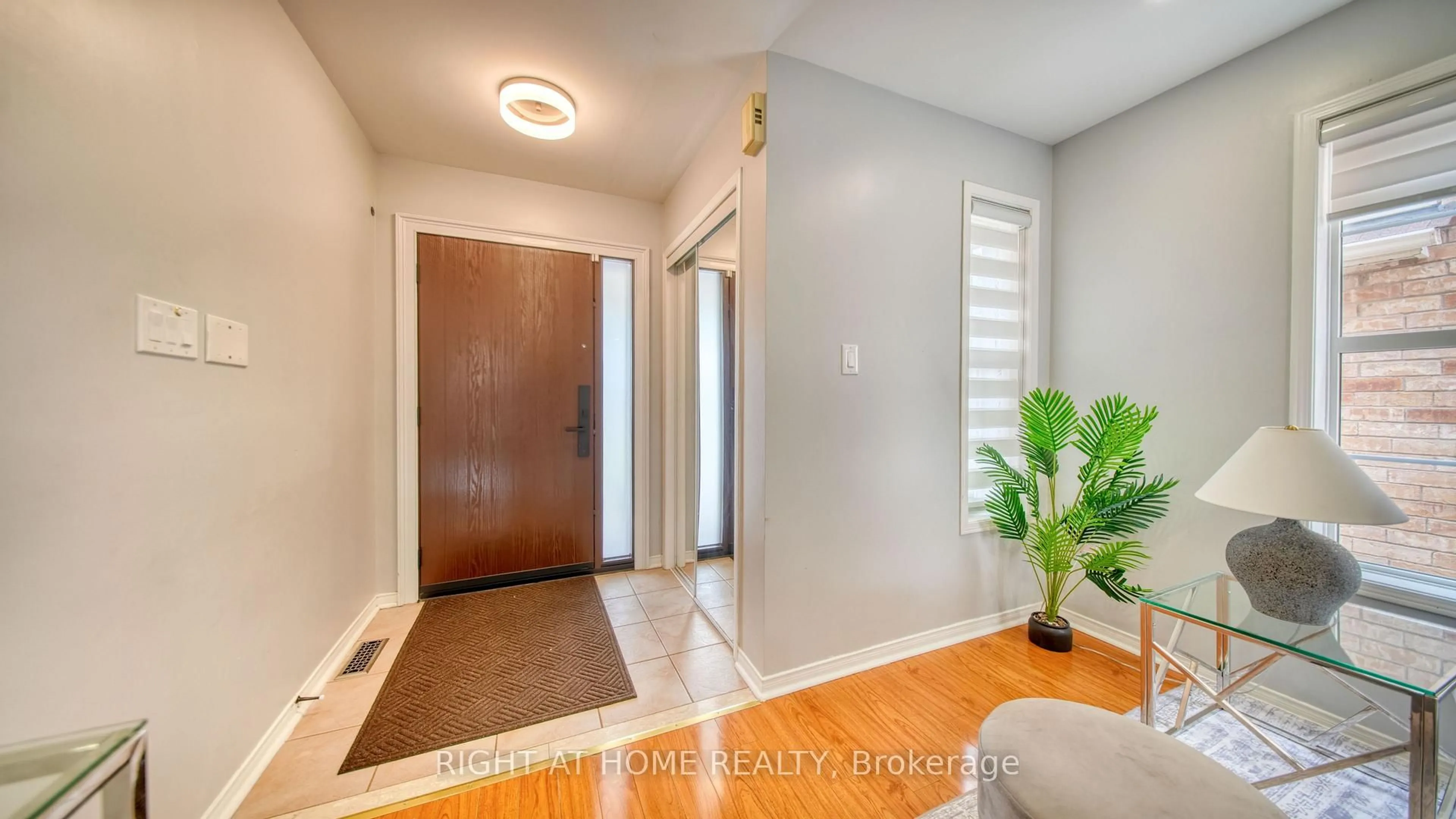 Indoor entryway for 211 Queen Mary Dr, Brampton Ontario L7A 1Y9