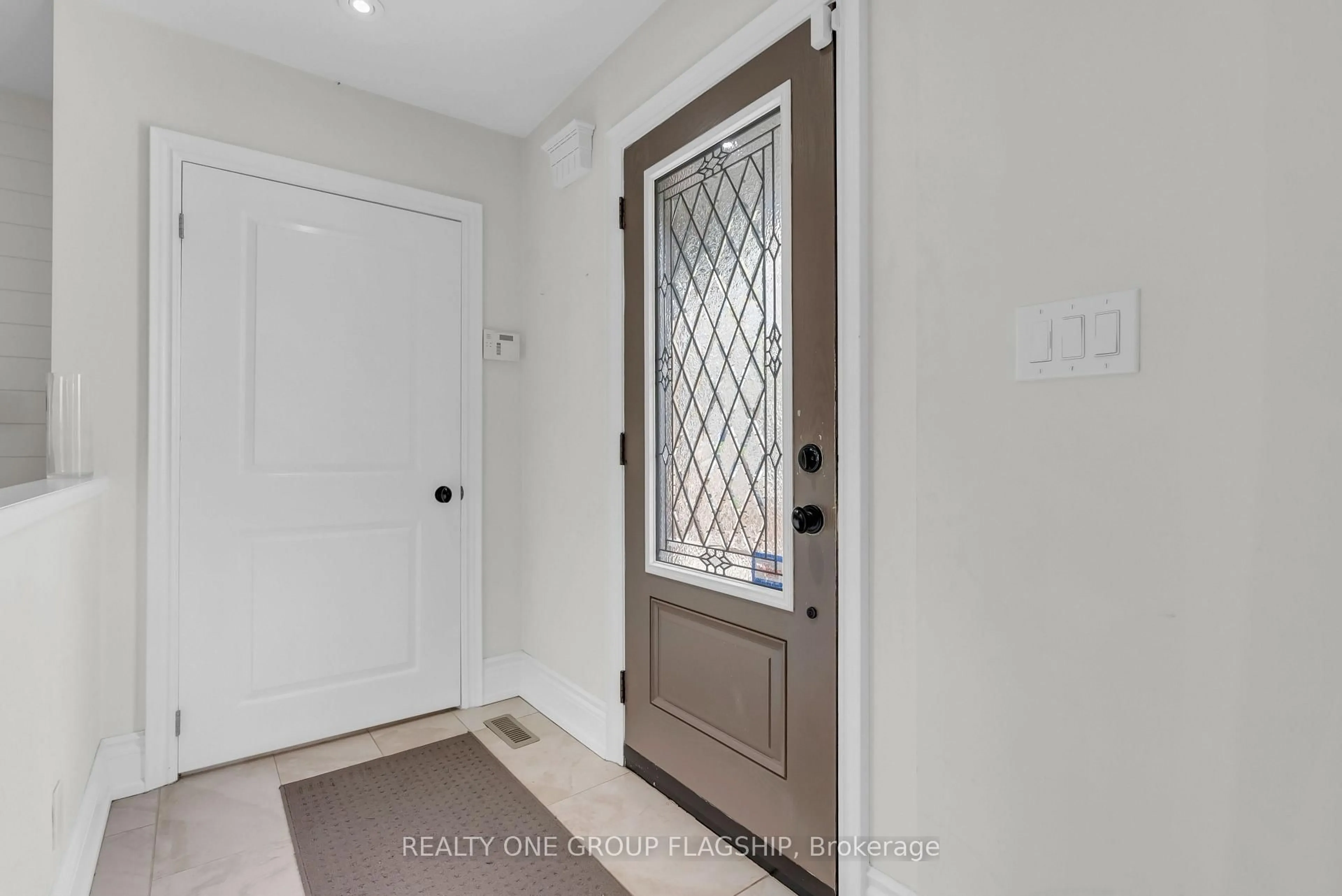 Indoor entryway for 19 Yorkview Dr, Toronto Ontario M8Z 2G1