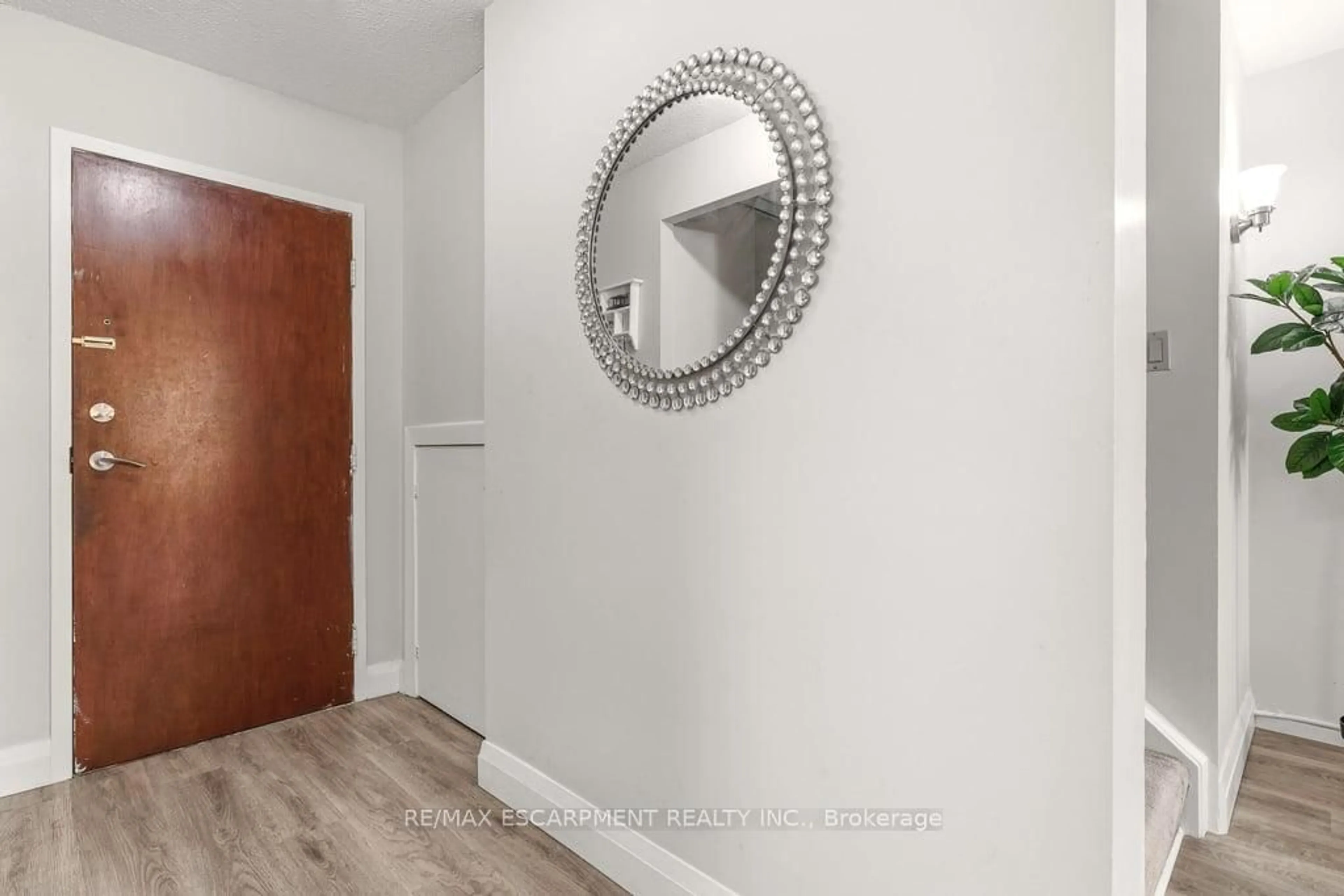 Indoor entryway for 1066 Falgarwood Dr #154, Oakville Ontario L6H 2P3