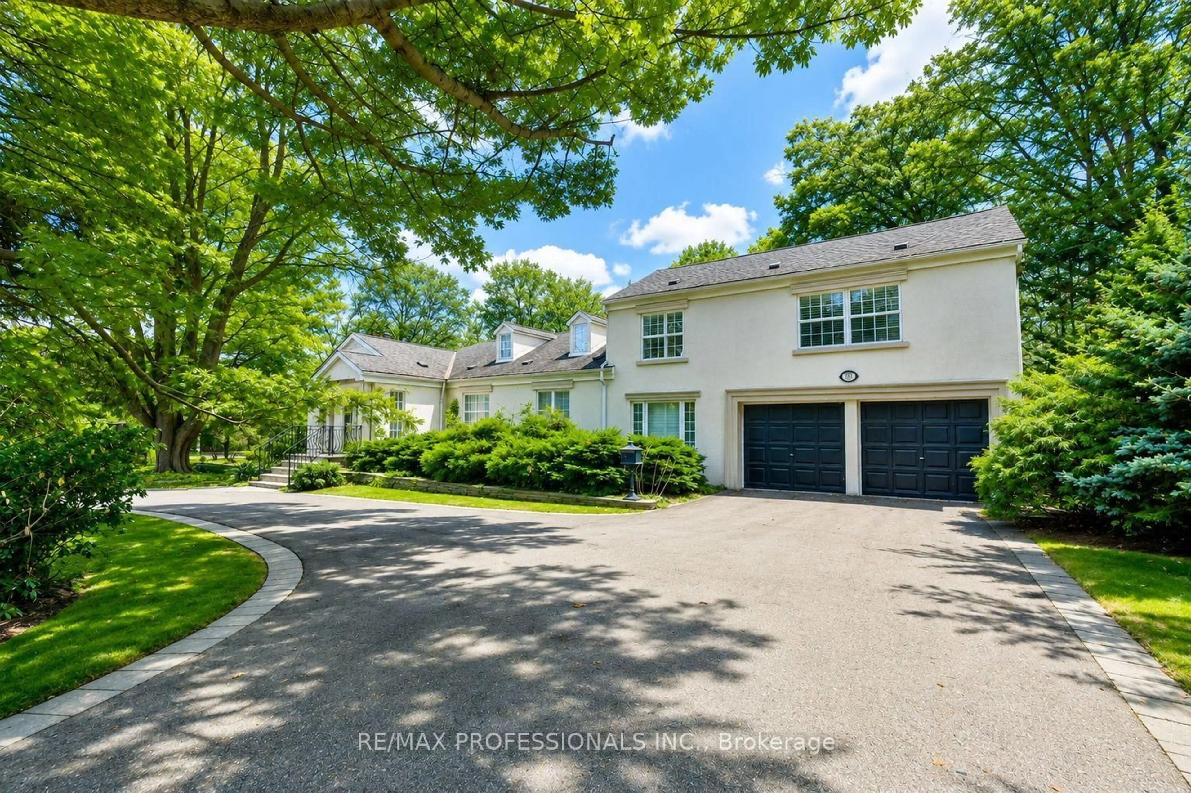 A pic from outside/outdoor area/front of a property/back of a property/a pic from drone, street for 560 Meadow Wood Rd, Mississauga Ontario L5J 2S3