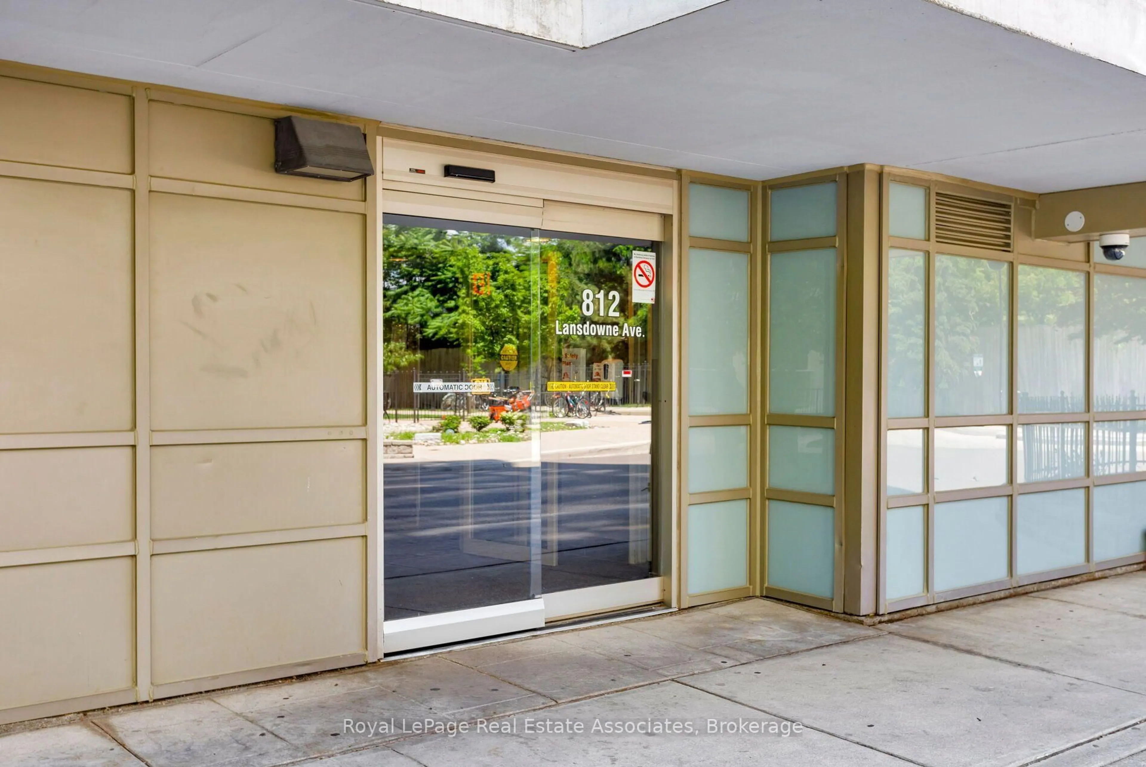 Indoor foyer for 812 Lansdowne Ave #512, Toronto Ontario M6H 4K5