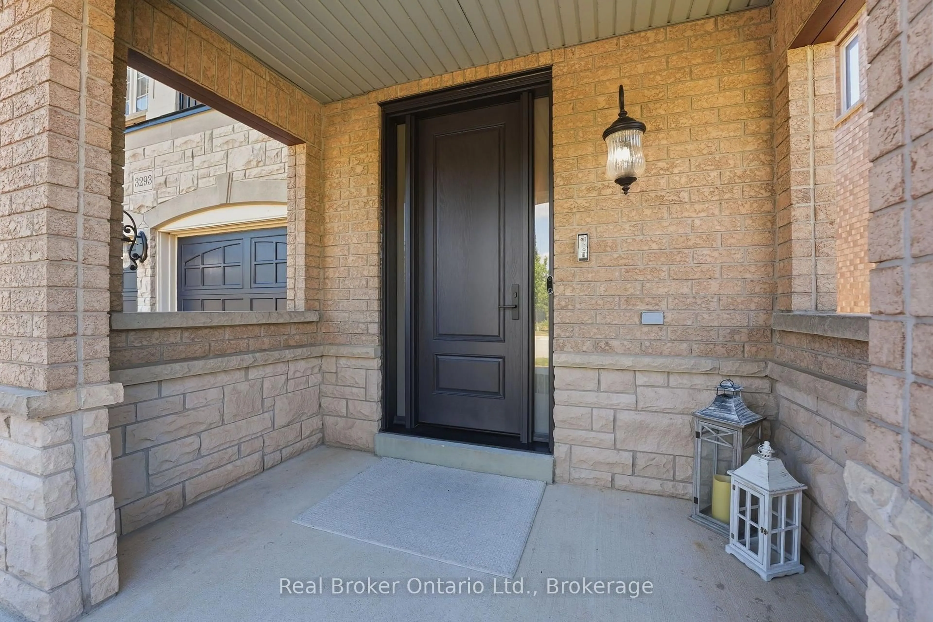 Indoor entryway for 3293 Steeplechase Dr, Burlington Ontario L7M 0N7
