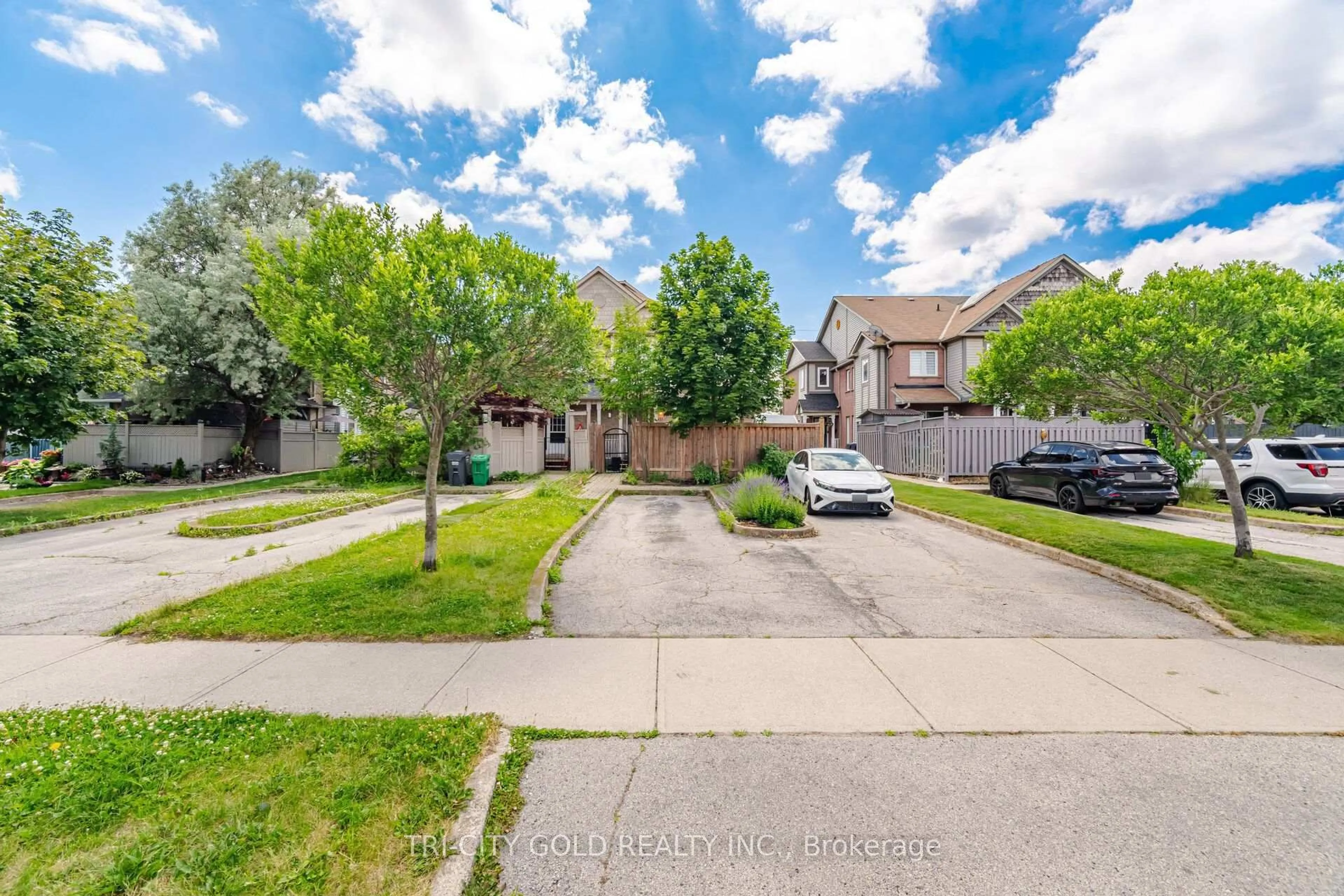A pic from outside/outdoor area/front of a property/back of a property/a pic from drone, street for 111 Chipmunk Cres, Brampton Ontario L6R 1B4