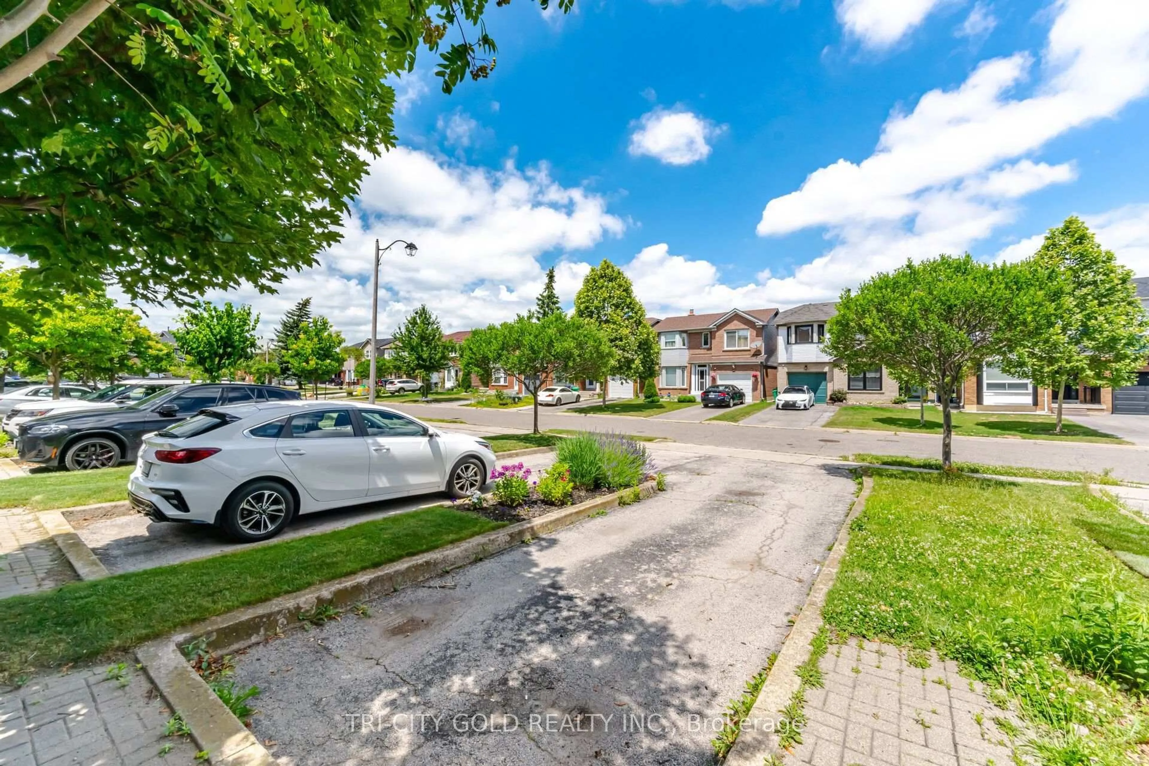 A pic from outside/outdoor area/front of a property/back of a property/a pic from drone, street for 111 Chipmunk Cres, Brampton Ontario L6R 1B4