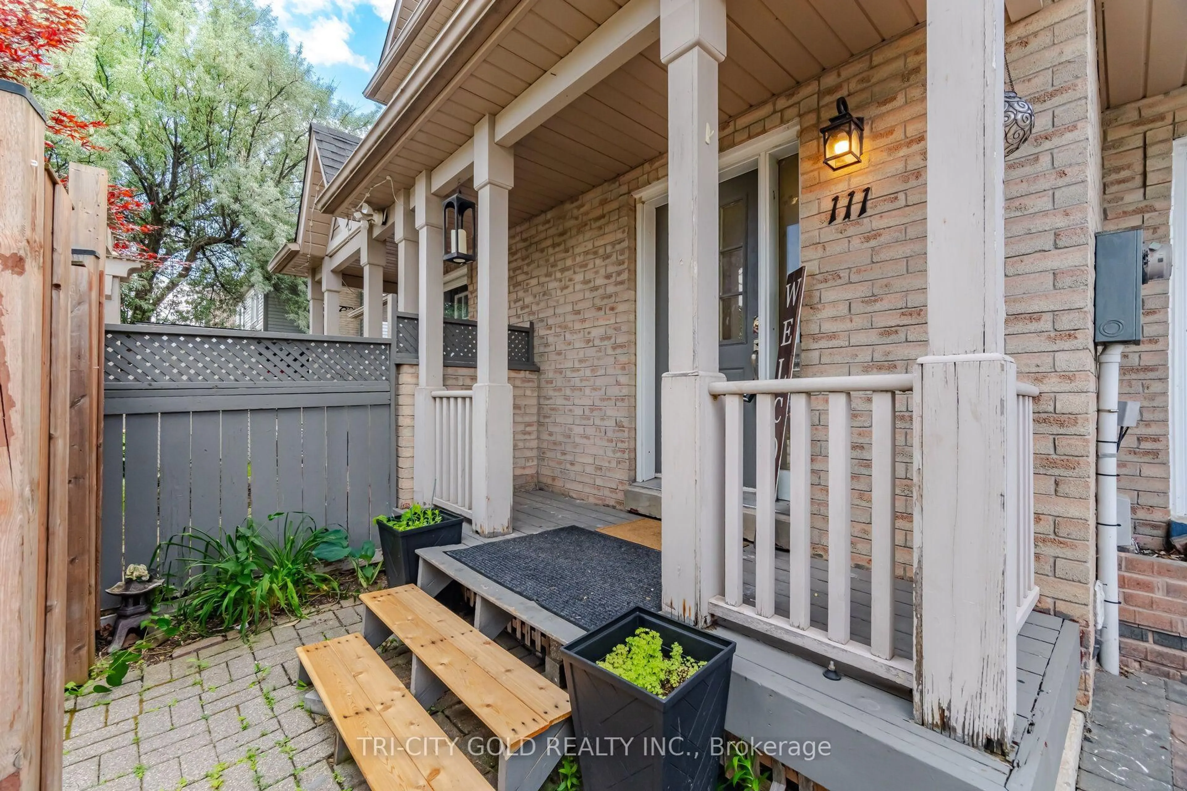 Patio, street for 111 Chipmunk Cres, Brampton Ontario L6R 1B4