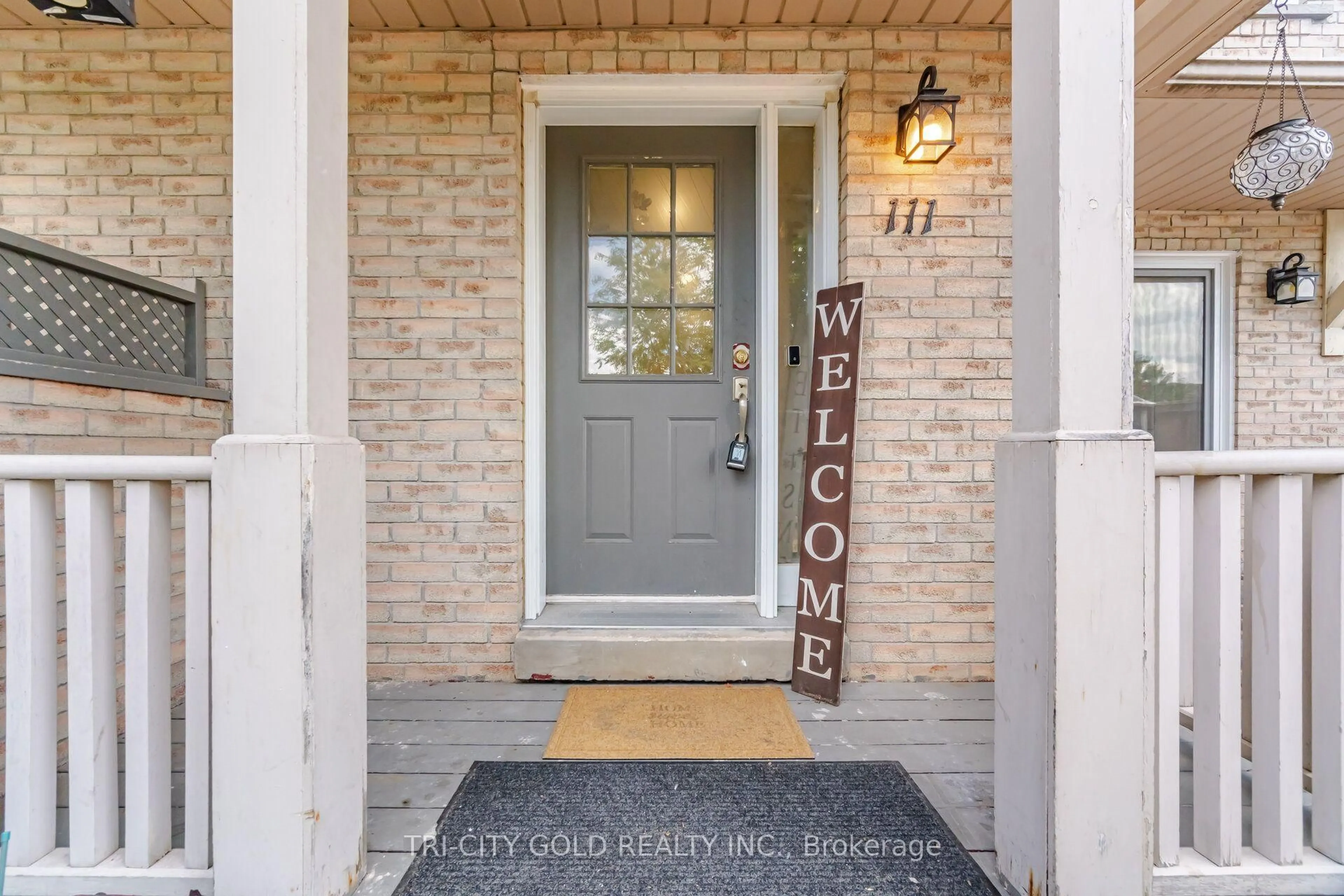Indoor entryway for 111 Chipmunk Cres, Brampton Ontario L6R 1B4