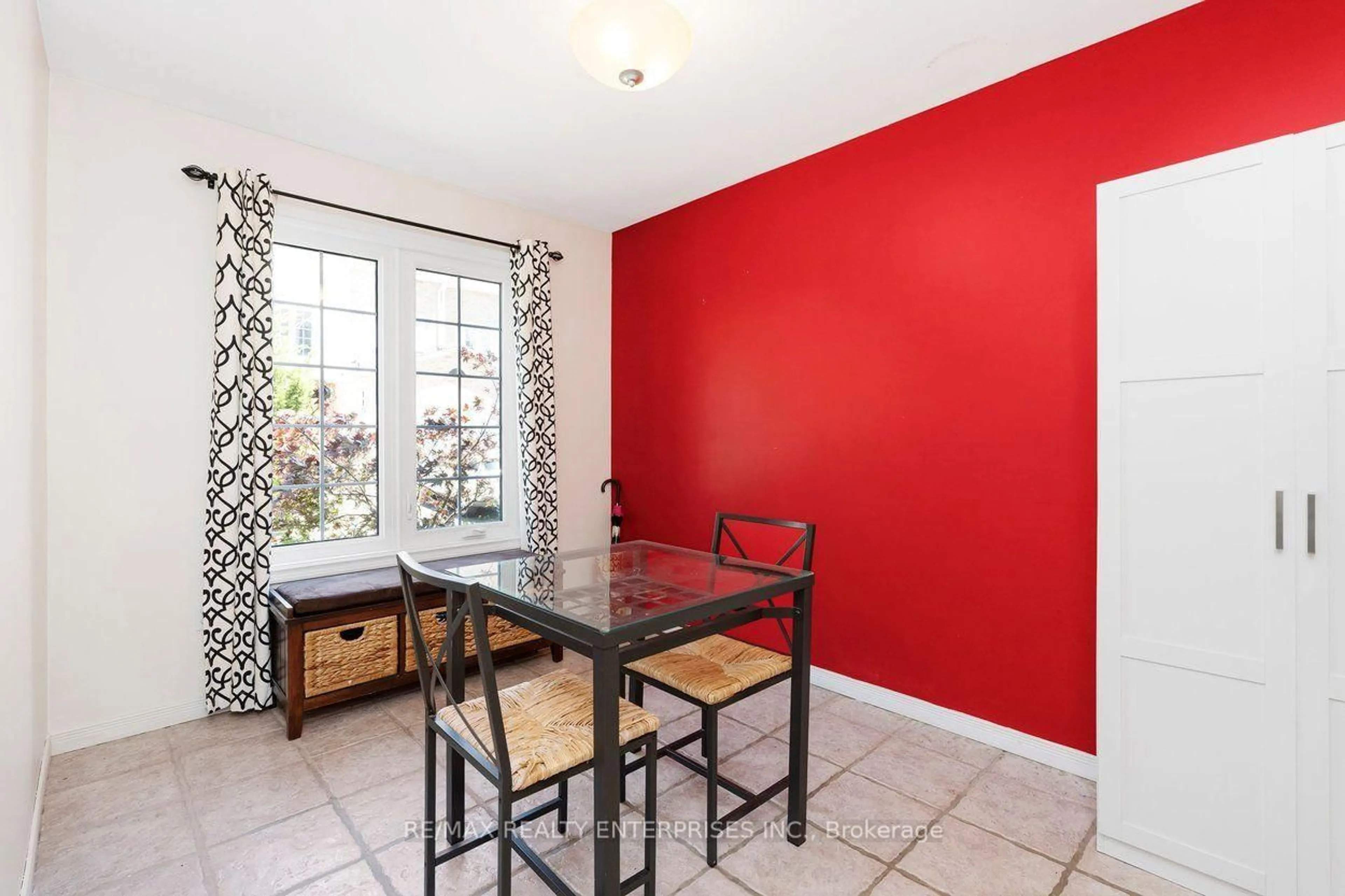 Dining room, ceramic/tile floor for 2055 Walkers Line #117, Burlington Ontario L7M 4B5