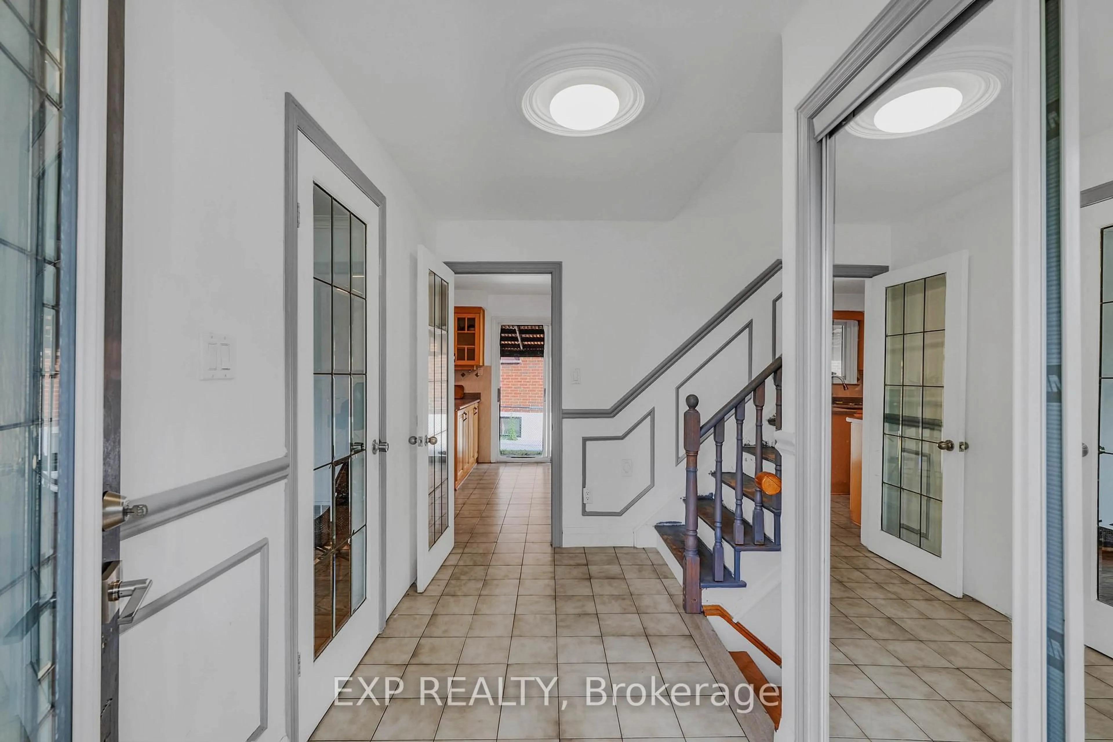 Indoor entryway for 7201 Sigsbee Dr, Mississauga Ontario L4T 3L6
