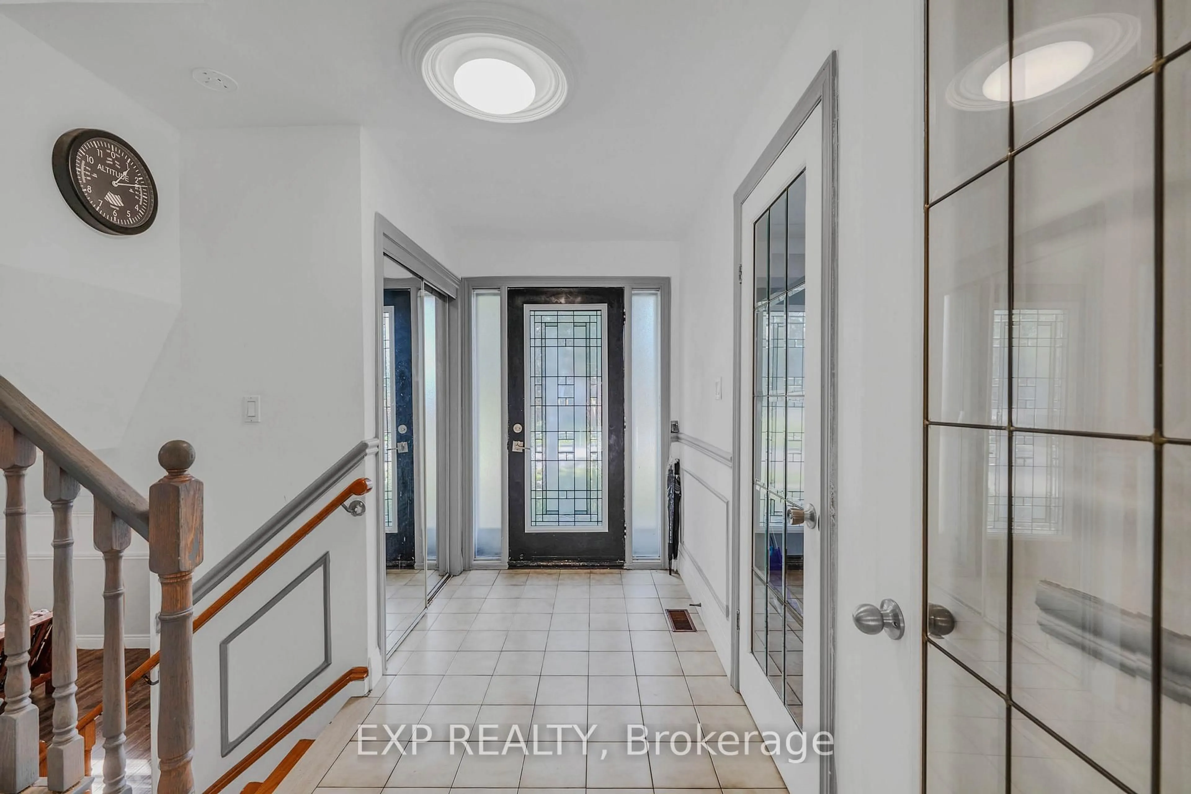 Indoor entryway for 7201 Sigsbee Dr, Mississauga Ontario L4T 3L6