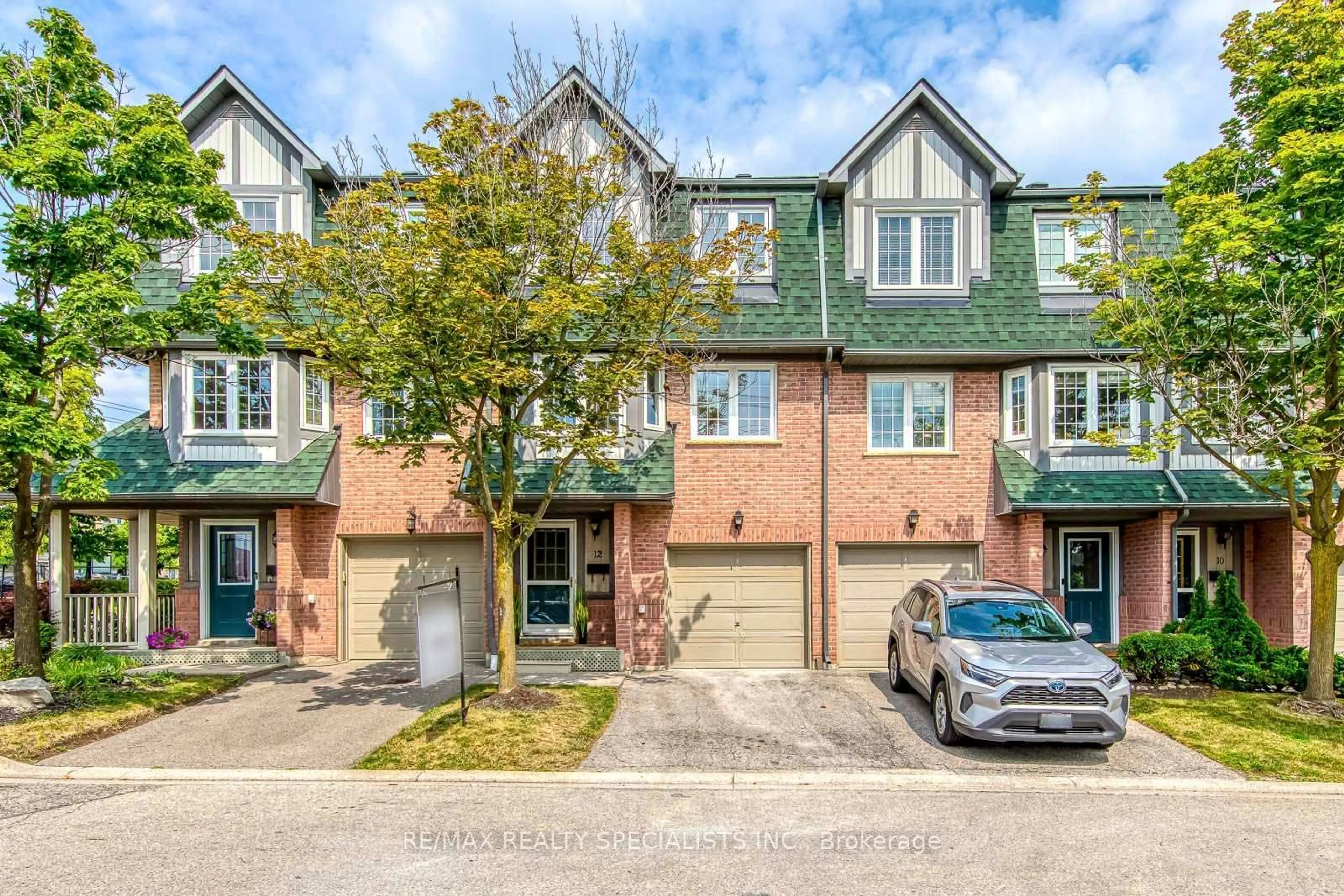 A pic from outside/outdoor area/front of a property/back of a property/a pic from drone, street for 2955 Thomas St #12, Mississauga Ontario L5M 6A9