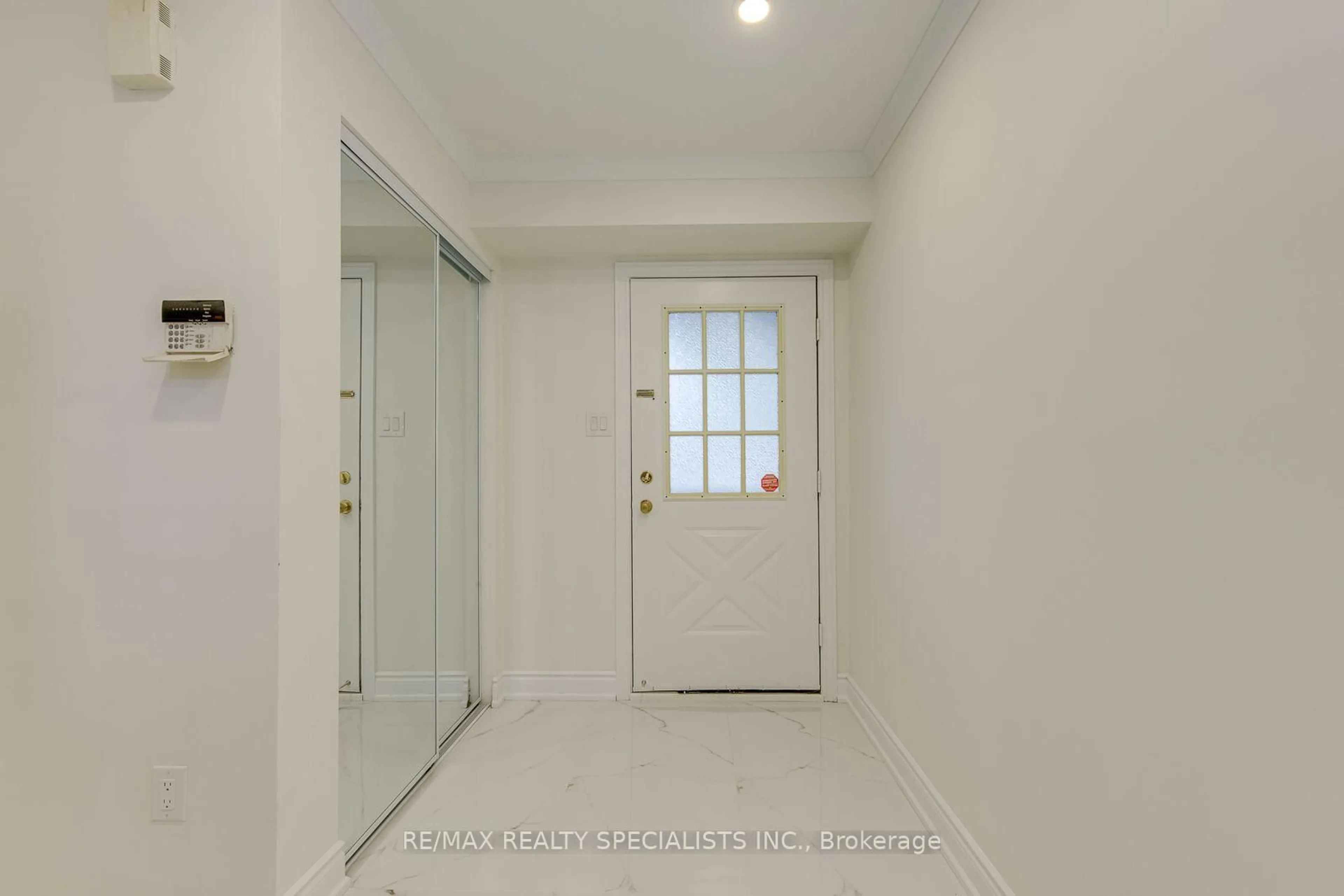 Indoor entryway for 2955 Thomas St #12, Mississauga Ontario L5M 6A9